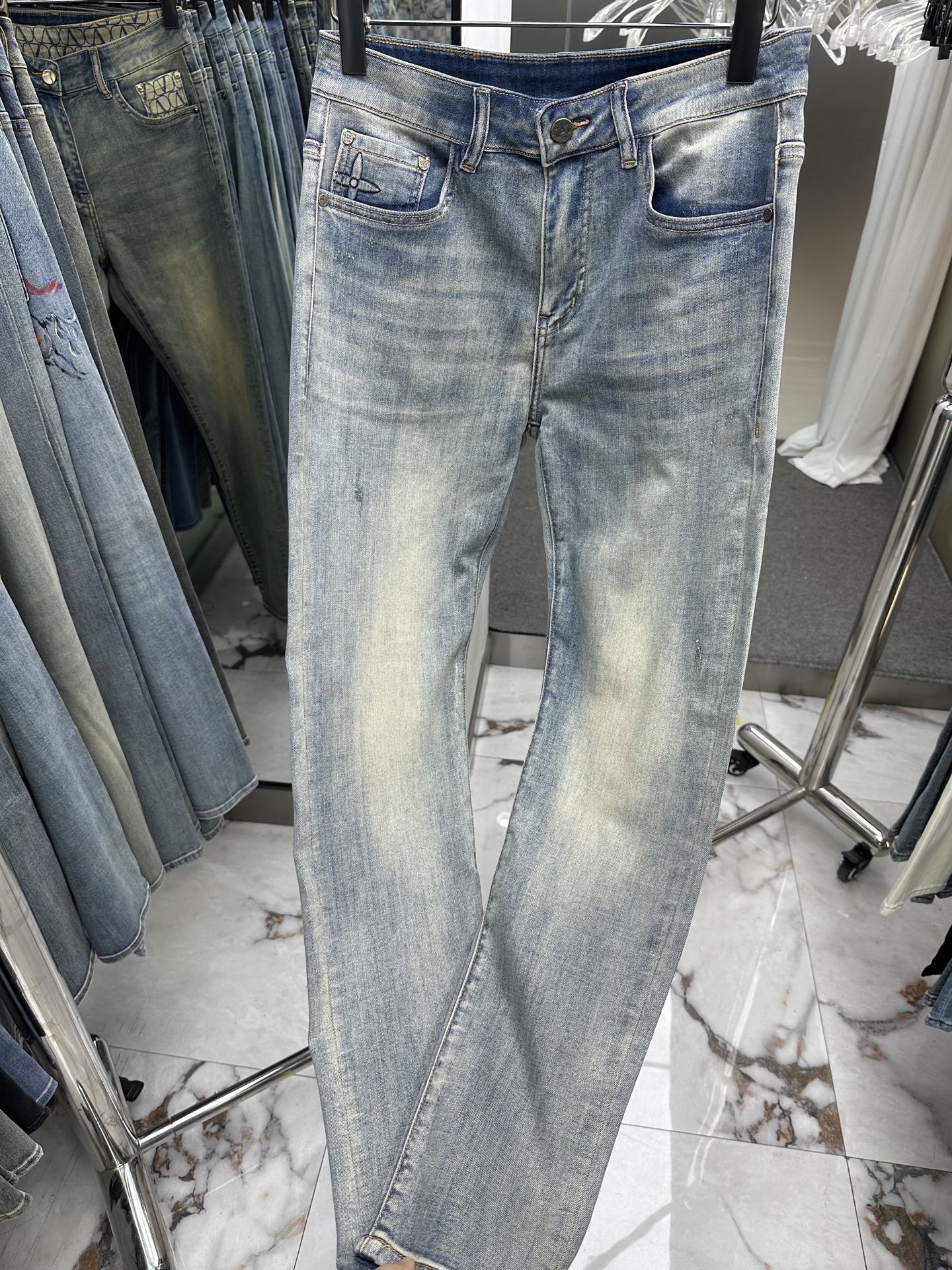 NO:863353,LV Louis Vuitton's 2026 spring and summer new men's jeans are made of imported denim fabrics, heavy-duty environmentally friendly washing, soft to the touch and wear-resistant, small straight version, slightly elastic, slimming, perfect details, high-quality hardware and accessories, fine workmanship, extraordinary, code size 28-38, shipped next day,, louis vuitton, louis vuitton, jeans,19860909LV路易威登 2026春夏新款男士牛仔裤 精选进口丹宁牛仔面料 重工环保洗水 手感柔和 兼备耐磨性 版型小直筒 微弹力显瘦修身,细节完美,五金辅料精选高等品质,做工精细,绝非凡品,码数28-38,隔天出货,,louis vuitton,louis vuitton,jeans,,Men's clothing