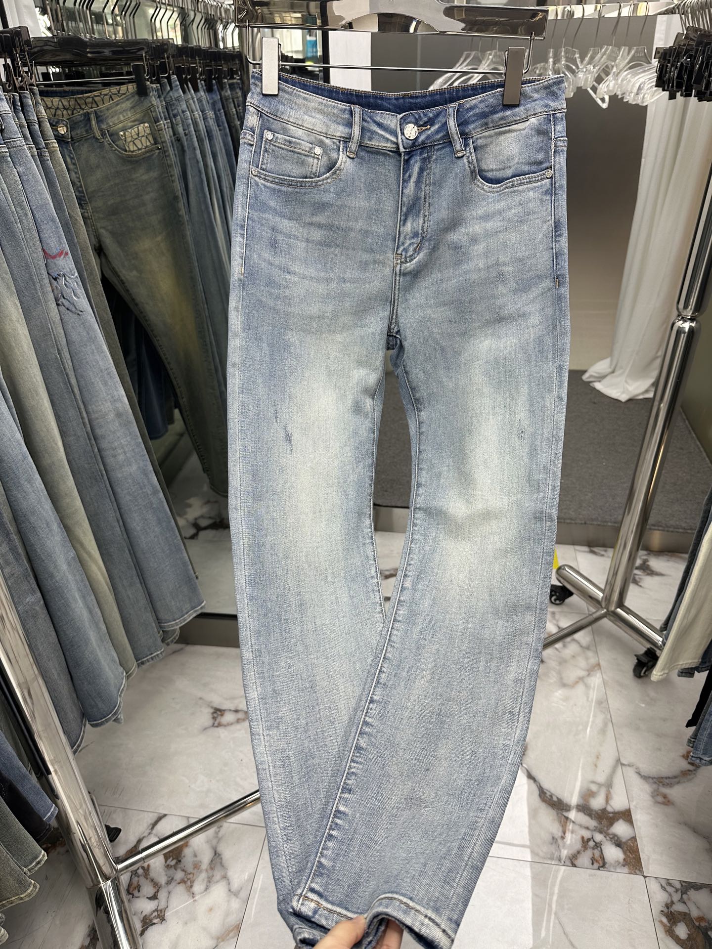 NO:863378,LV Louis Vuitton's 2026 spring and summer new men's jeans are made of imported denim fabrics, heavy-duty environmentally friendly washing, soft to the touch and wear-resistant, small straight version, slightly elastic, slimming, perfect details, high-quality hardware and accessories, fine workmanship, extraordinary, code size 28-38, shipped next day,, louis vuitton, louis vuitton, jeans,19860909LV路易威登 2026春夏新款男士牛仔裤 精选进口丹宁牛仔面料 重工环保洗水 手感柔和 兼备耐磨性 版型小直筒 微弹力显瘦修身,细节完美,五金辅料精选高等品质,做工精细,绝非凡品,码数28-38,隔天出货,,louis vuitton,louis vuitton,jeans,,Men's clothing