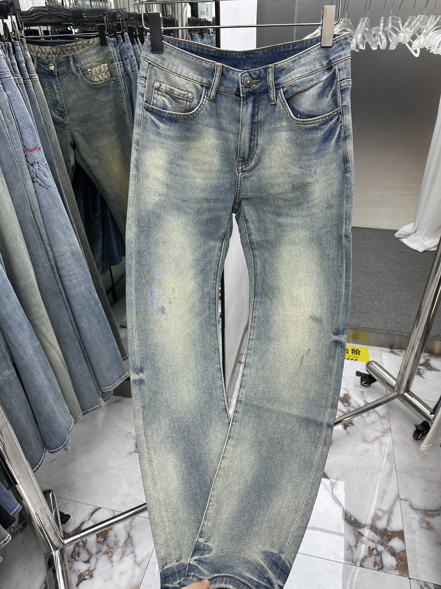 NO:863296,LV Louis Vuitton's 2026 spring and summer new men's jeans are made of imported denim fabrics, heavy-duty environmentally friendly washing, soft to the touch and wear-resistant, small straight version, slightly elastic, slimming, perfect details, high-quality hardware and accessories, fine workmanship, extraordinary, code size 28-38, shipped next day,, louis vuitton, louis vuitton, jeans,19860909LV路易威登 2026春夏新款男士牛仔裤 精选进口丹宁牛仔面料 重工环保洗水 手感柔和 兼备耐磨性 版型小直筒 微弹力显瘦修身,细节完美,五金辅料精选高等品质,做工精细,绝非凡品,码数28-38,隔天出货,,louis vuitton,louis vuitton,jeans,,Men's clothing