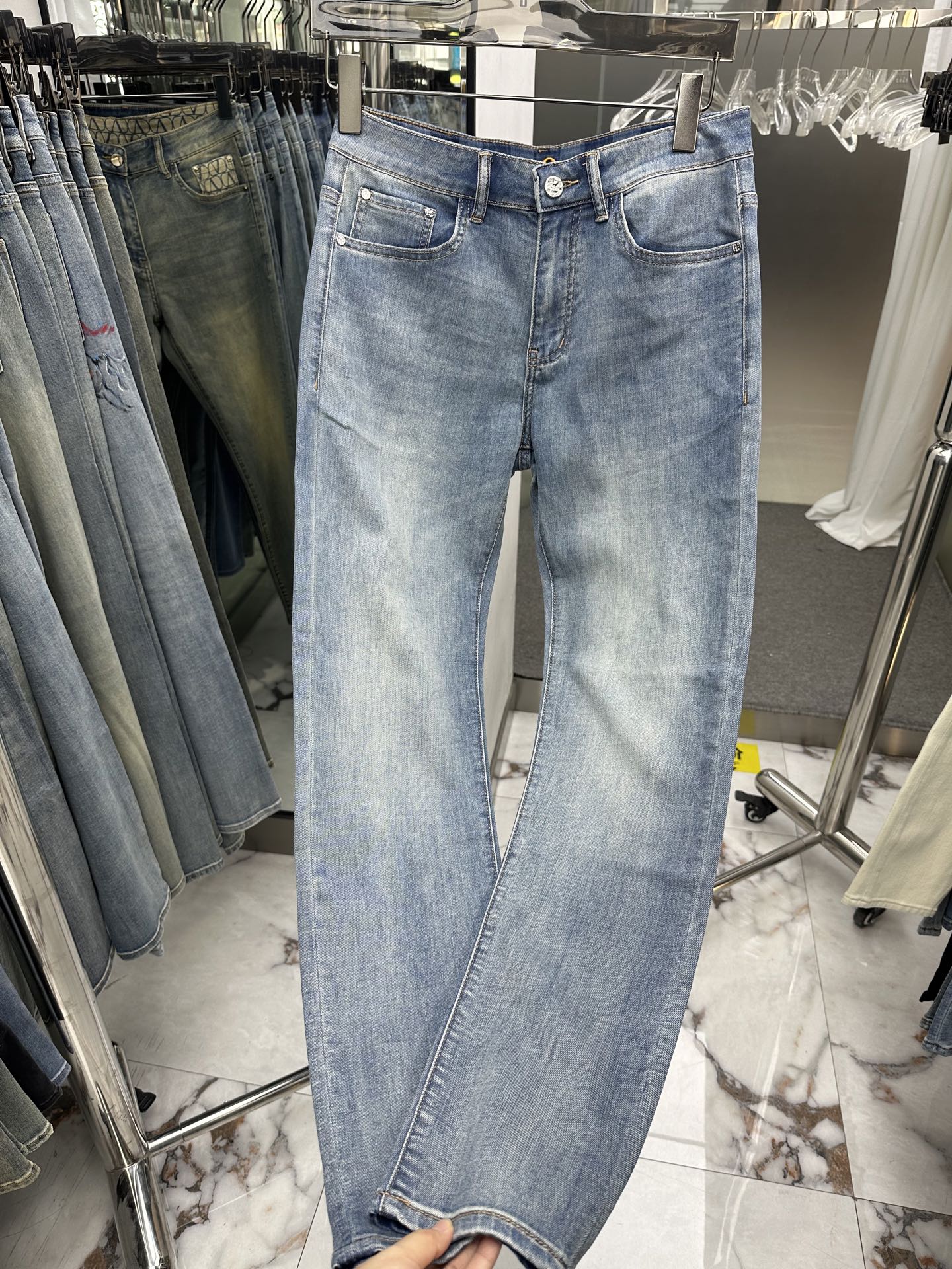 NO:870997,LV Louis Vuitton's 2026 spring and summer new men's jeans are made of imported denim fabrics, heavy-duty environmentally friendly washing, soft to the touch and wear-resistant, small straight version, slightly elastic, slimming, perfect details, high-quality hardware and accessories, fine workmanship, extraordinary, code size 28-38, shipped next day,, louis vuitton, louis vuitton, jeans,19860909LV路易威登 2026春夏新款男士牛仔裤 精选进口丹宁牛仔面料 重工环保洗水 手感柔和 兼备耐磨性 版型小直筒 微弹力显瘦修身,细节完美,五金辅料精选高等品质,做工精细,绝非凡品,码数28-38,隔天出货,,louis vuitton,louis vuitton,jeans,,Men's clothing