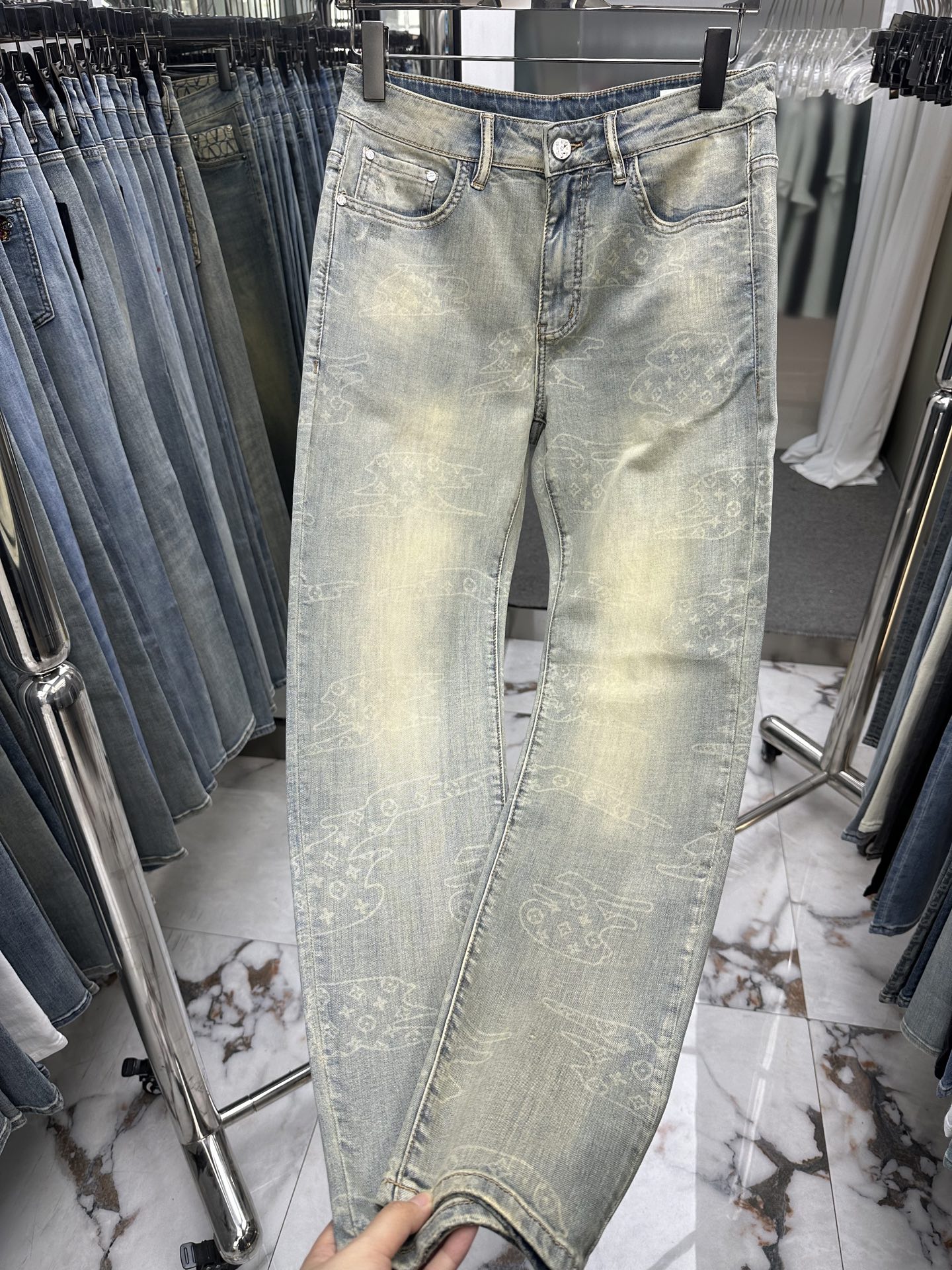 NO:871013,LV Louis Vuitton's 2026 spring and summer new men's jeans are made of imported denim fabrics, heavy-duty environmentally friendly washing, soft to the touch and wear-resistant, small straight version, slightly elastic, slimming, perfect details, high-quality hardware and accessories, fine workmanship, extraordinary, code size 28-38, shipped next day,, louis vuitton, louis vuitton, jeans,19860909LV路易威登 2026春夏新款男士牛仔裤 精选进口丹宁牛仔面料 重工环保洗水 手感柔和 兼备耐磨性 版型小直筒 微弹力显瘦修身,细节完美,五金辅料精选高等品质,做工精细,绝非凡品,码数28-38,隔天出货,,louis vuitton,louis vuitton,jeans,,Men's clothing