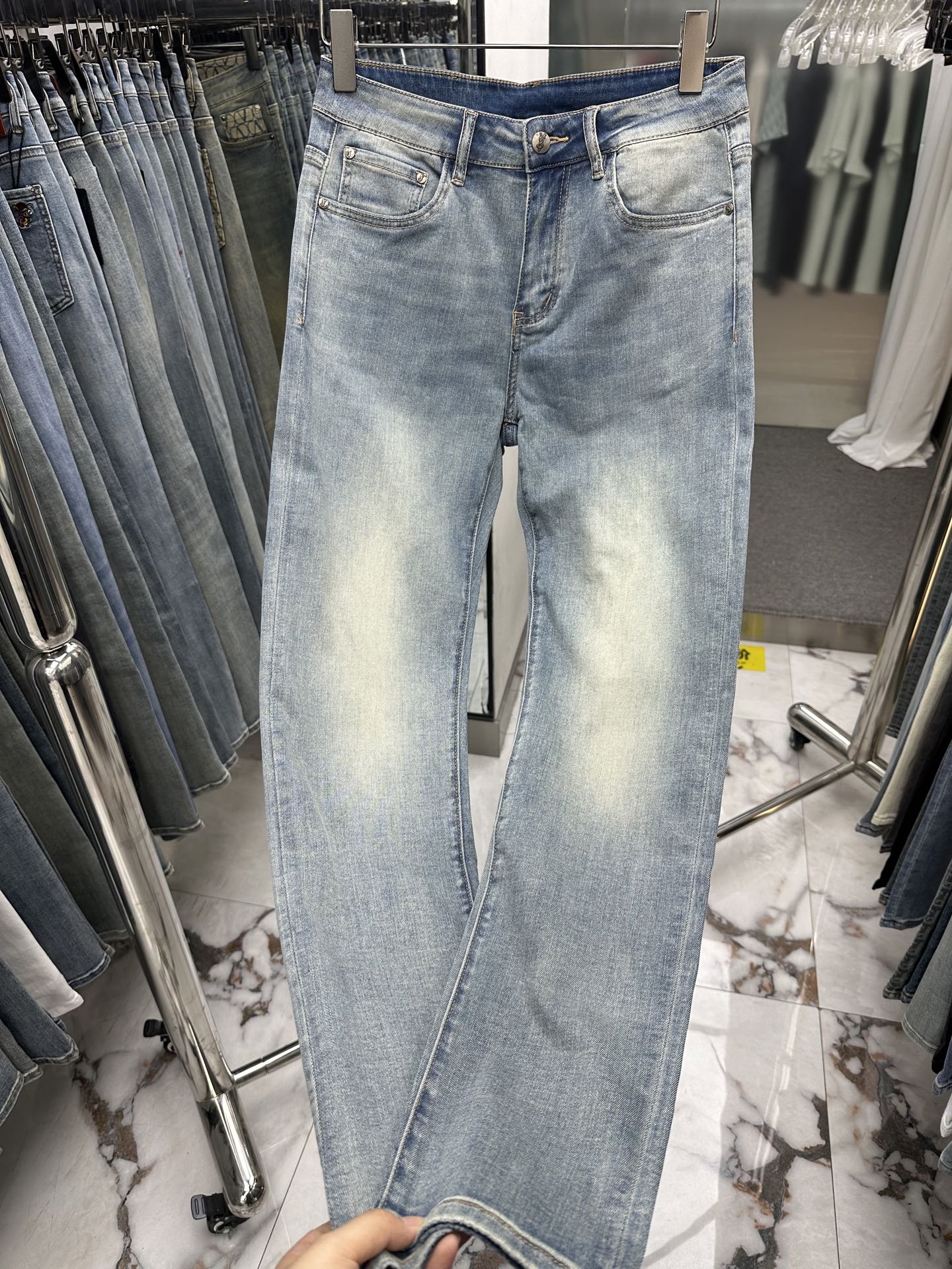 NO:871021,YSL Saint Laurent 2026 spring and summer new men's jeans. Selected imported denim denim fabric. Heavy-duty environmentally friendly washing. Soft feel and wear resistance. Small straight version. Micro-elasticity to make you slim and slim. Perfect details. High-quality hardware and accessories. Fine workmanship. Extraordinary. Code number 28-38. Shipped the next day. Saint laurent, saint laurent, jeans,19860909YSL圣罗兰 2026春夏新款男士牛仔裤 精选进口丹宁牛仔面料 重工环保洗水 手感柔和 兼备耐磨性 版型小直筒 微弹力显瘦修身,细节完美,五金辅料精选高等品质,做工精细,绝非凡品,码数28-38,隔天出货,,saint laurent,saint laurent,jeans,,Men's clothing