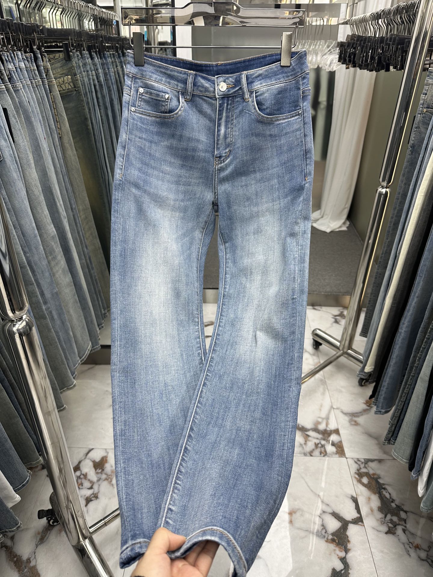 NO:871028,LP Noyo Piana 2026 spring and summer new men's jeans. Selected imported denim denim fabrics. Heavy industry and environmentally friendly washing. Soft feel and wear resistance. Small straight version. Slight elasticity makes you slim and slim. Perfect details. High-quality hardware and accessories. Fine workmanship. Unparalleled. Code number 28-38. Shipped next day. loro piana,jeans,19860909LP诺悠翩雅 2026春夏新款男士牛仔裤 精选进口丹宁牛仔面料 重工环保洗水 手感柔和 兼备耐磨性 版型小直筒 微弹力显瘦修身,细节完美,五金辅料精选高等品质,做工精细,绝非凡品,码数28-38,隔天出货,,loro piana,jeans,,Men's clothing