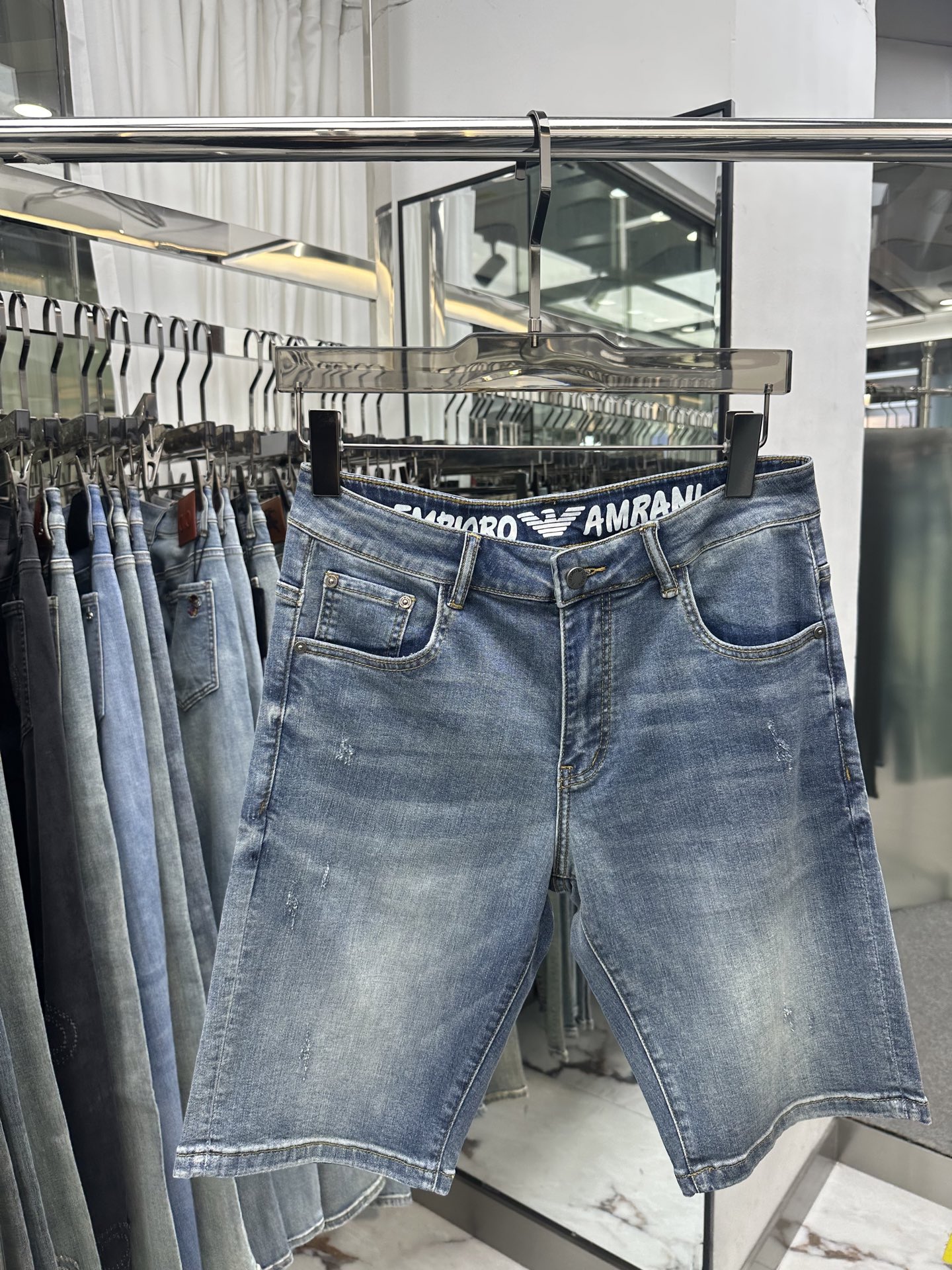 NO:871003,ARMANI Armani 2026 spring and summer new men's jeans and shorts are made of imported denim fabrics, heavy-duty environmentally friendly washing, soft to the touch and wear-resistant, small straight version, slightly elastic, slimming, perfect details, high-quality hardware and accessories, fine workmanship, extraordinary, code number 28-38, shipped next day,,armani,armani,shorts,jeans,19860909ARMANI阿玛尼 2026春夏新款男士牛仔裤 短裤 精选进口丹宁牛仔面料 重工环保洗水 手感柔和 兼备耐磨性 版型小直筒 微弹力显瘦修身,细节完美,五金辅料精选高等品质,做工精细,绝非凡品,码数28-38,隔天出货,,armani,armani,shorts,jeans,,Men's clothing