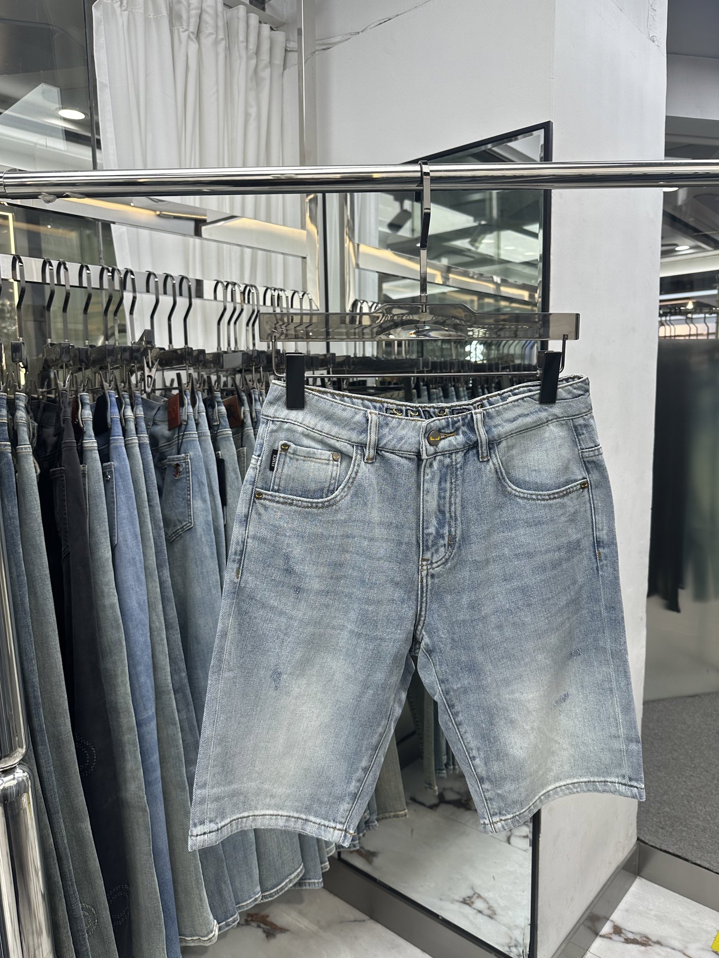 NO:871011,FENDI Fendi 2026 spring and summer new men's jeans and shorts. Selected imported denim denim fabric. Heavy-duty environmentally friendly washing. Soft feel and wear resistance. Small straight version. Micro-elasticity makes you slim and slim. Perfect details. High-quality hardware and accessories. Fine workmanship. Unparalleled. Code number 28-38. Shipped next day. Fendi, fendi, shorts, jeans,19860909FENDI芬迪 2026春夏新款男士牛仔裤 短裤 精选进口丹宁牛仔面料 重工环保洗水 手感柔和 兼备耐磨性 版型小直筒 微弹力显瘦修身,细节完美,五金辅料精选高等品质,做工精细,绝非凡品,码数28-38,隔天出货,,fendi,fendi,shorts,jeans,,Men's clothing