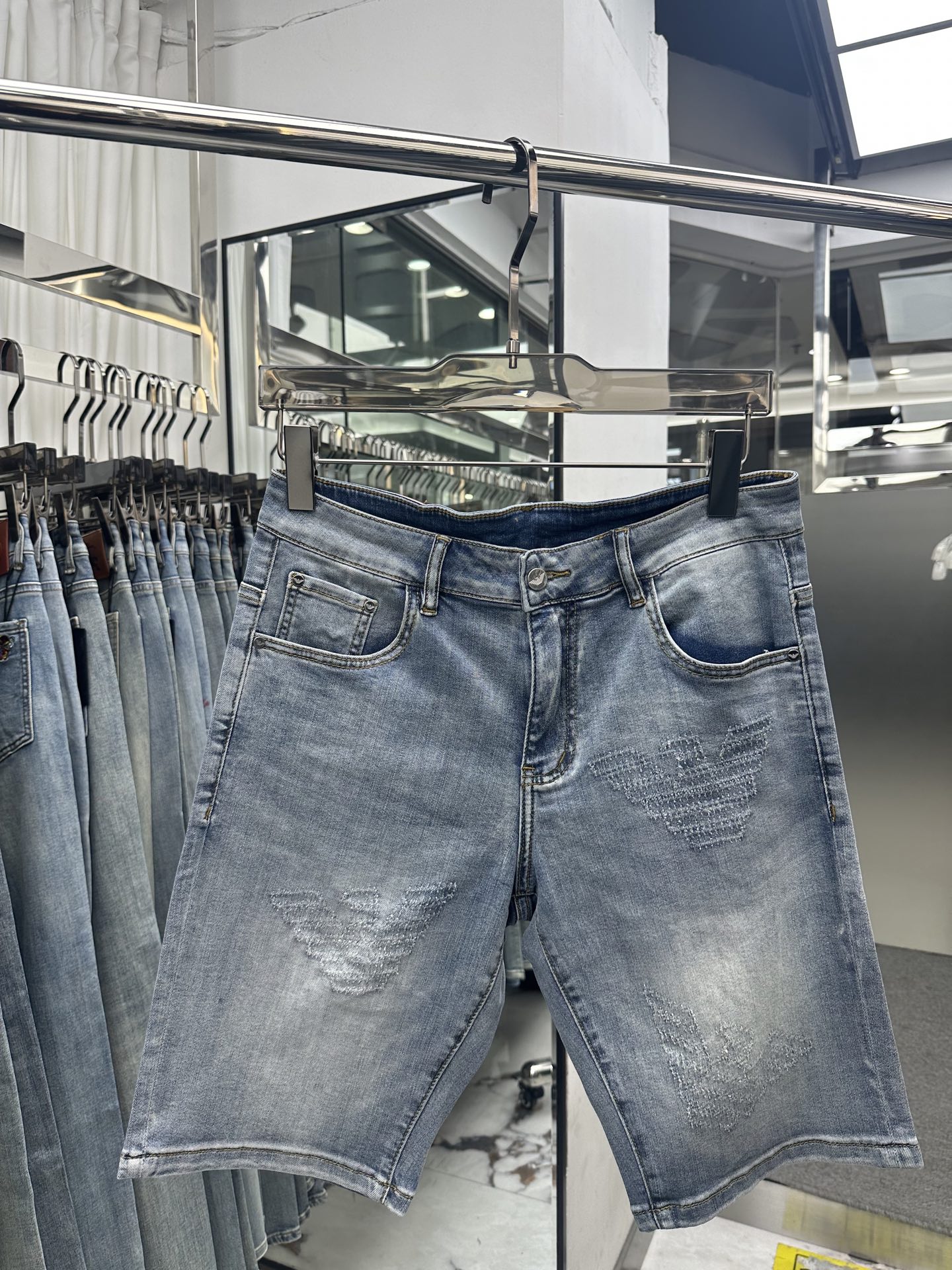 NO:871020,ARMANI Armani 2026 spring and summer new men's jeans and shorts are made of imported denim fabrics, heavy-duty environmentally friendly washing, soft to the touch and wear-resistant, small straight version, slightly elastic, slimming, perfect details, high-quality hardware and accessories, fine workmanship, extraordinary, code number 28-38, shipped next day,,armani,armani,shorts,jeans,19860909ARMANI阿玛尼 2026春夏新款男士牛仔裤 短裤 精选进口丹宁牛仔面料 重工环保洗水 手感柔和 兼备耐磨性 版型小直筒 微弹力显瘦修身,细节完美,五金辅料精选高等品质,做工精细,绝非凡品,码数28-38,隔天出货,,armani,armani,shorts,jeans,,Men's clothing