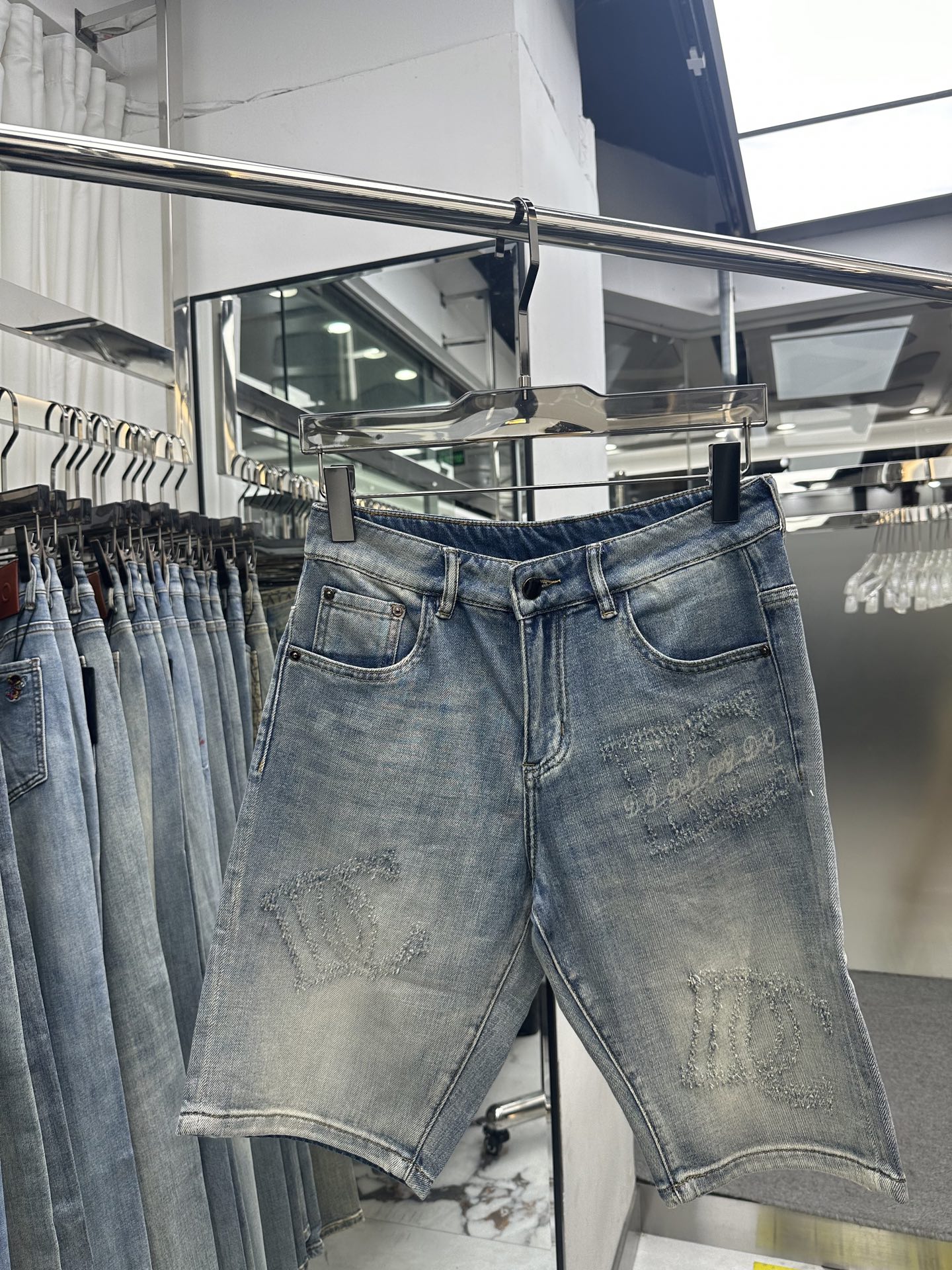 NO:871029,DG Dolce & Gabbana 2026 spring and summer new men's jeans and shorts. Selected imported denim denim fabric. Heavy-duty environmentally friendly washing. Soft feel and wear resistance. Small straight version. Micro-elasticity makes you slim and slim. Perfect details. High-quality hardware and accessories. Fine workmanship. Unparalleled. Code number 28-38. Shipped the next day. Dolce&Gabbana, shorts, jeans,19860909DG杜嘉班纳 2026春夏新款男士牛仔裤 短裤 精选进口丹宁牛仔面料 重工环保洗水 手感柔和 兼备耐磨性 版型小直筒 微弹力显瘦修身,细节完美,五金辅料精选高等品质,做工精细,绝非凡品,码数28-38,隔天出货,,Dolce&Gabbana,shorts,jeans,,Men's clothing