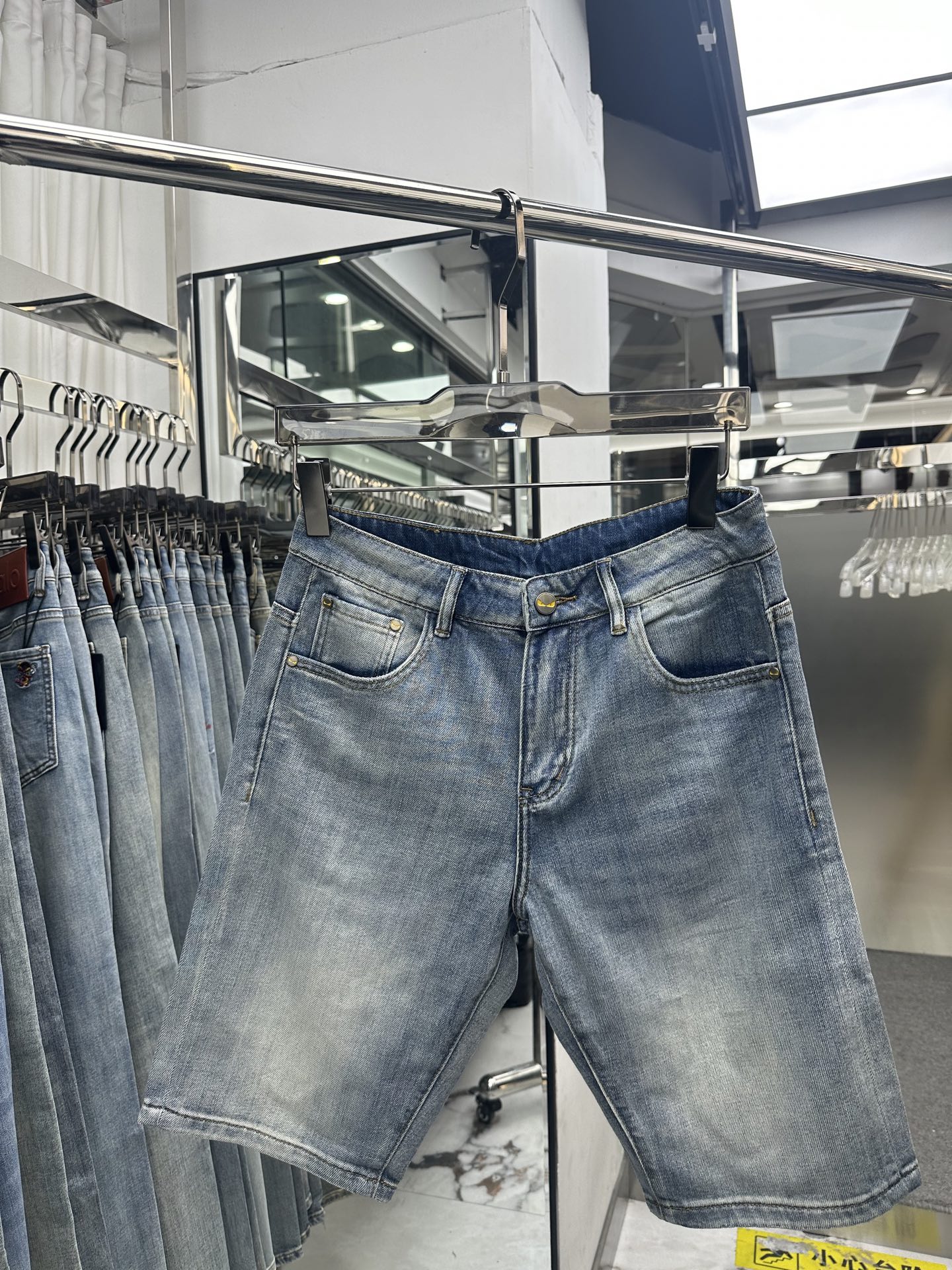NO:871037,FENDI Fendi 2026 spring and summer new men's jeans and shorts. Selected imported denim denim fabric. Heavy-duty environmentally friendly washing. Soft feel and wear resistance. Small straight version. Micro-elasticity makes you slim and slim. Perfect details. High-quality hardware and accessories. Fine workmanship. Unparalleled. Code number 28-38. Shipped next day. Fendi, fendi, shorts, jeans,19860909FENDI芬迪 2026春夏新款男士牛仔裤 短裤 精选进口丹宁牛仔面料 重工环保洗水 手感柔和 兼备耐磨性 版型小直筒 微弹力显瘦修身,细节完美,五金辅料精选高等品质,做工精细,绝非凡品,码数28-38,隔天出货,,fendi,fendi,shorts,jeans,,Men's clothing