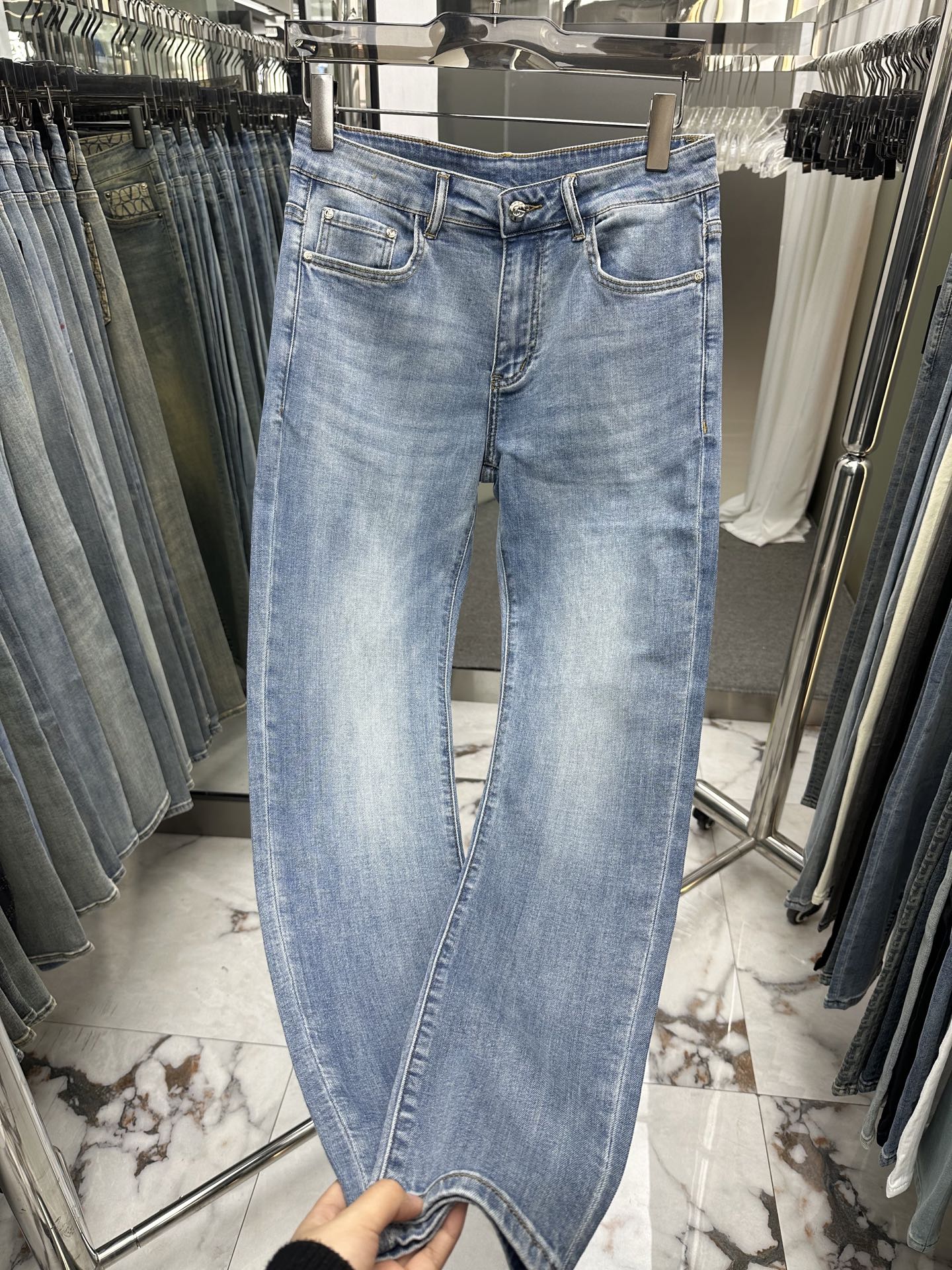 NO:871004,GUCCI Gucci 2026 spring and summer new men's jeans. Selected imported denim denim fabric. Heavy-duty environmentally friendly washing. Soft feel and wear resistance. Small straight version. Micro-elasticity makes you slim and slim. Perfect details. High-quality hardware and accessories. Fine workmanship. Unparalleled. Code number 28-38. Ships next day. Gucci Jeans.19860909GUCCI古奇 2026春夏新款男士牛仔裤 精选进口丹宁牛仔面料 重工环保洗水 手感柔和 兼备耐磨性 版型小直筒 微弹力显瘦修身,细节完美,五金辅料精选高等品质,做工精细,绝非凡品,码数28-38,隔天出货,,gucci,jeans,,Men's clothing