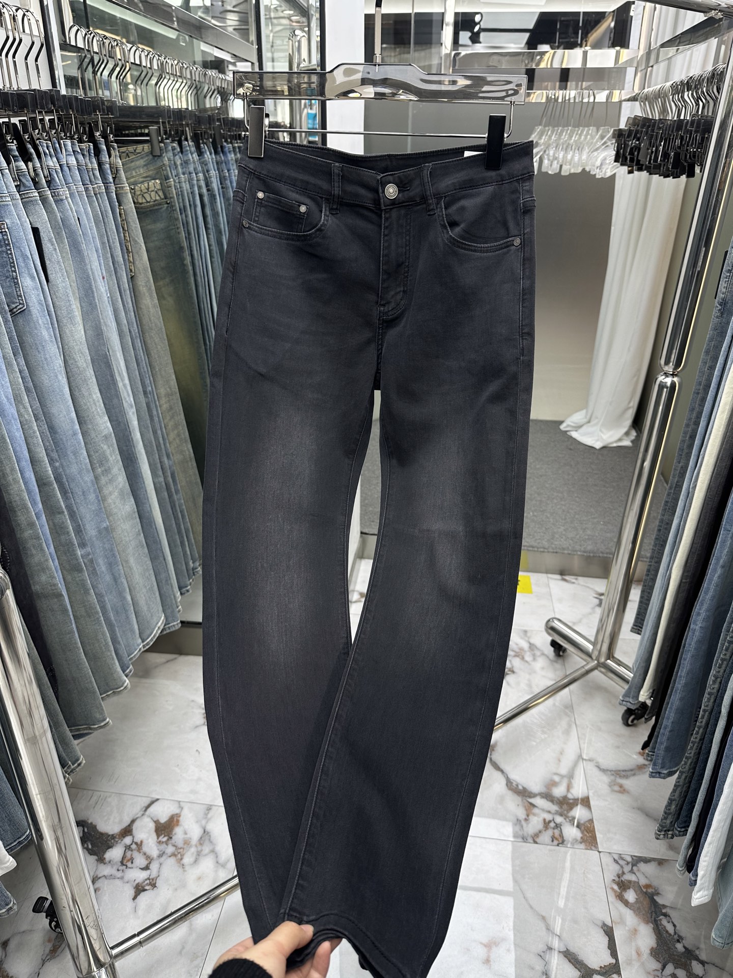 NO:863340,DIOR Dior's 2026 spring and summer new men's jeans are made of imported denim fabrics, heavy-duty environmentally friendly washing, soft to the touch and wear-resistant, small straight version, slightly elastic, slimming, perfect details, high-quality hardware and accessories, fine workmanship, extraordinary, code number 28-38, shipped next day, dior, dior, jeans,19860909DIOR迪奥 2026春夏新款男士牛仔裤 精选进口丹宁牛仔面料 重工环保洗水 手感柔和 兼备耐磨性 版型小直筒 微弹力显瘦修身,细节完美,五金辅料精选高等品质,做工精细,绝非凡品,码数28-38,隔天出货,,dior,dior,jeans,,Men's clothing