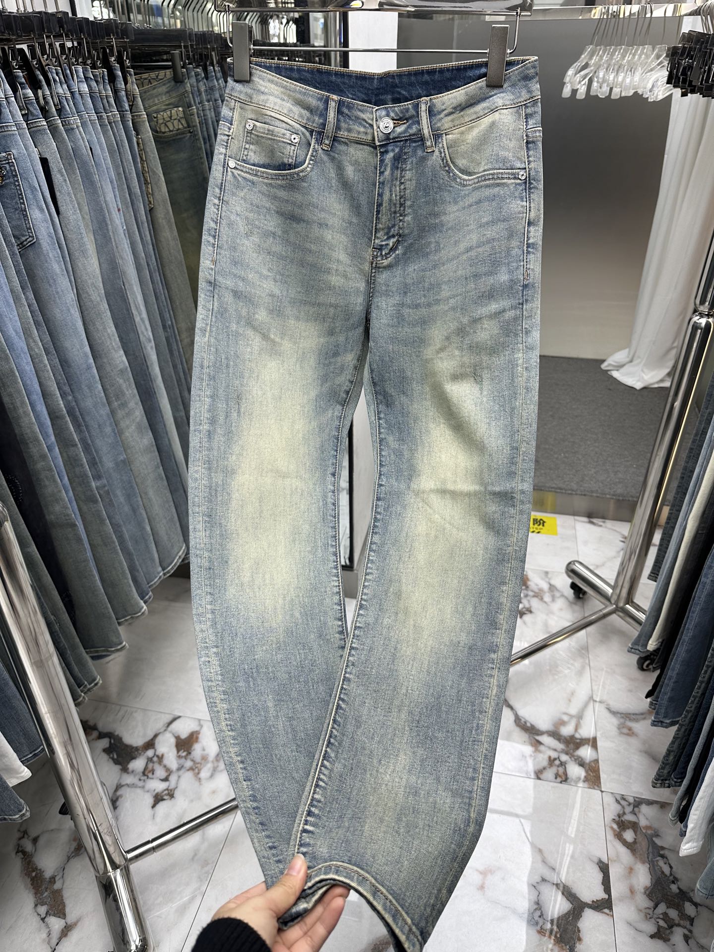 NO:863366,DIOR Dior's 2026 spring and summer new men's jeans are made of imported denim fabrics, heavy-duty environmentally friendly washing, soft to the touch and wear-resistant, small straight version, slightly elastic, slimming, perfect details, high-quality hardware and accessories, fine workmanship, extraordinary, code number 28-38, shipped next day, dior, dior, jeans,19860909DIOR迪奥 2026春夏新款男士牛仔裤 精选进口丹宁牛仔面料 重工环保洗水 手感柔和 兼备耐磨性 版型小直筒 微弹力显瘦修身,细节完美,五金辅料精选高等品质,做工精细,绝非凡品,码数28-38,隔天出货,,dior,dior,jeans,,Men's clothing