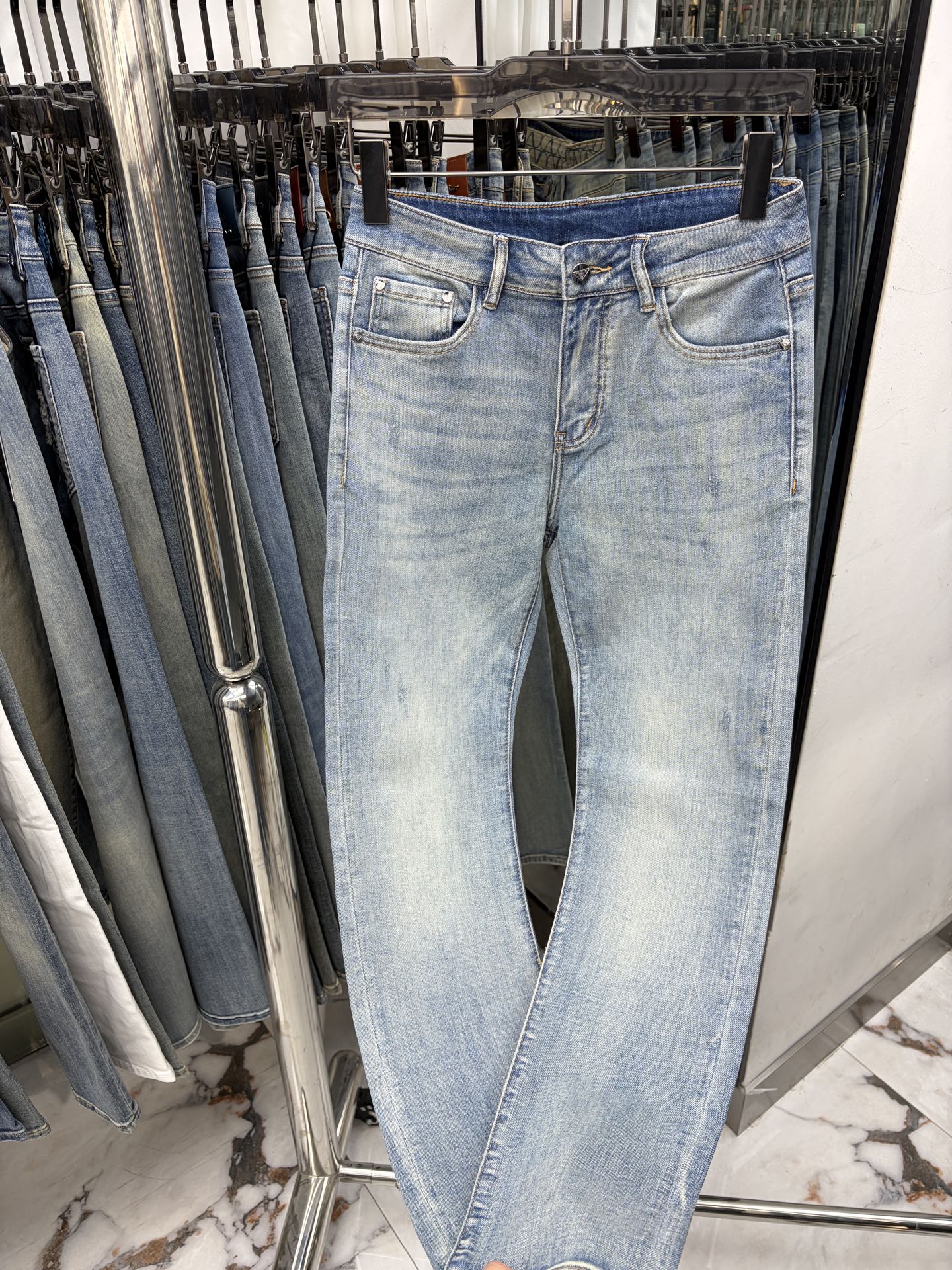 NO:871045,PRADA 2026 spring and summer new men's jeans. Selected imported denim denim fabric. Heavy-duty environmentally friendly washing. Soft feel and wear resistance. Small straight version. Micro-elasticity makes you slim and slim. Perfect details. High-quality hardware and accessories. Fine workmanship. Extraordinary. Code number 28-38. Shipped next day. Prada, prada, jeans,19860909PRADA普拉达 2026春夏新款男士牛仔裤 精选进口丹宁牛仔面料 重工环保洗水 手感柔和 兼备耐磨性 版型小直筒 微弹力显瘦修身,细节完美,五金辅料精选高等品质,做工精细,绝非凡品,码数28-38,隔天出货,,prada,prada,jeans,,Men's clothing
