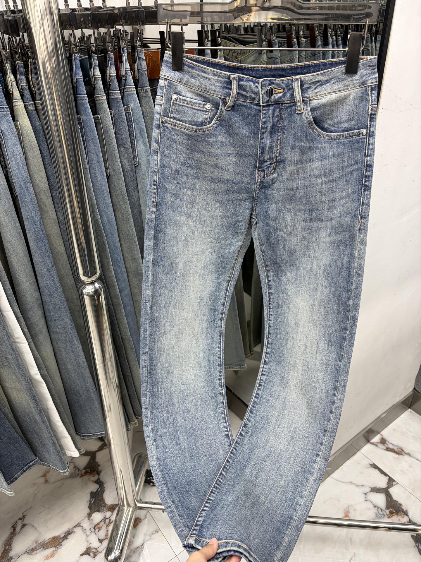 NO:871052,CH Chrome Hearts 2026 Spring and Summer New Men's Jeans. Selected imported denim denim fabric. Heavy-duty environmentally friendly washing. Soft feel and wear resistance. Small straight version. Micro-elasticity makes you slim and slim. Perfect details. High-quality hardware and accessories. Fine workmanship. Unparalleled. Code number 28-38. Shipped next day. chrome hearts,jeans,19860909CH克罗心 2026春夏新款男士牛仔裤 精选进口丹宁牛仔面料 重工环保洗水 手感柔和 兼备耐磨性 版型小直筒 微弹力显瘦修身,细节完美,五金辅料精选高等品质,做工精细,绝非凡品,码数28-38,隔天出货,,chrome hearts,jeans,,Men's clothing