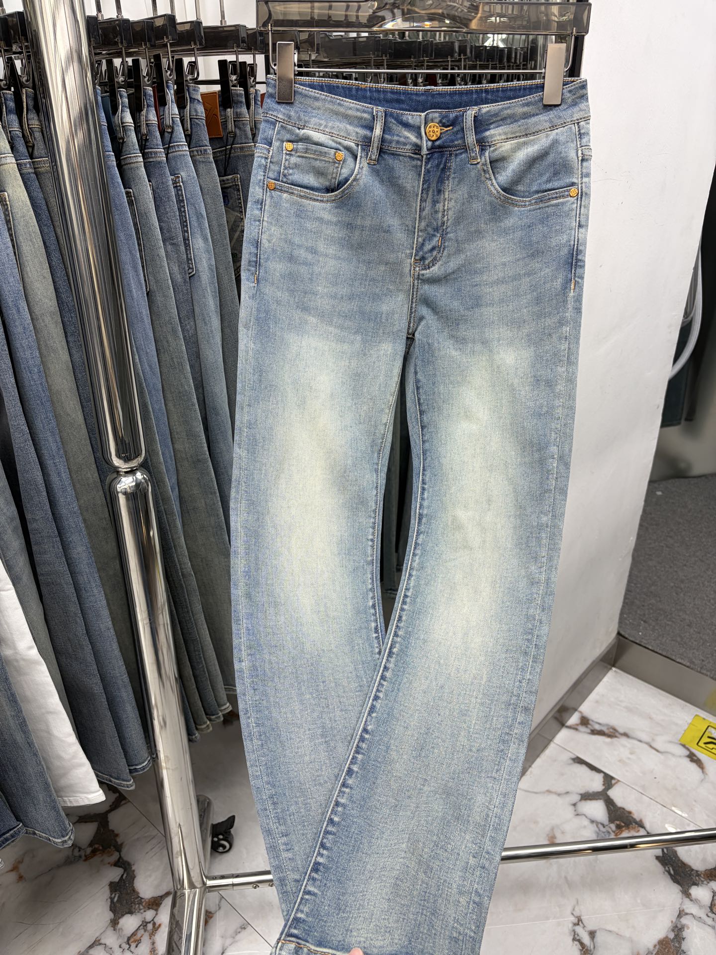 NO:871061,LV Louis Vuitton's 2026 spring and summer new men's jeans are made of imported denim fabrics, heavy-duty environmentally friendly washing, soft to the touch and wear-resistant, small straight version, slightly elastic, slimming, perfect details, high-quality hardware and accessories, fine workmanship, extraordinary, code size 28-38, shipped next day,, louis vuitton, louis vuitton, jeans,19860909LV路易威登 2026春夏新款男士牛仔裤 精选进口丹宁牛仔面料 重工环保洗水 手感柔和 兼备耐磨性 版型小直筒 微弹力显瘦修身,细节完美,五金辅料精选高等品质,做工精细,绝非凡品,码数28-38,隔天出货,,louis vuitton,louis vuitton,jeans,,Men's clothing