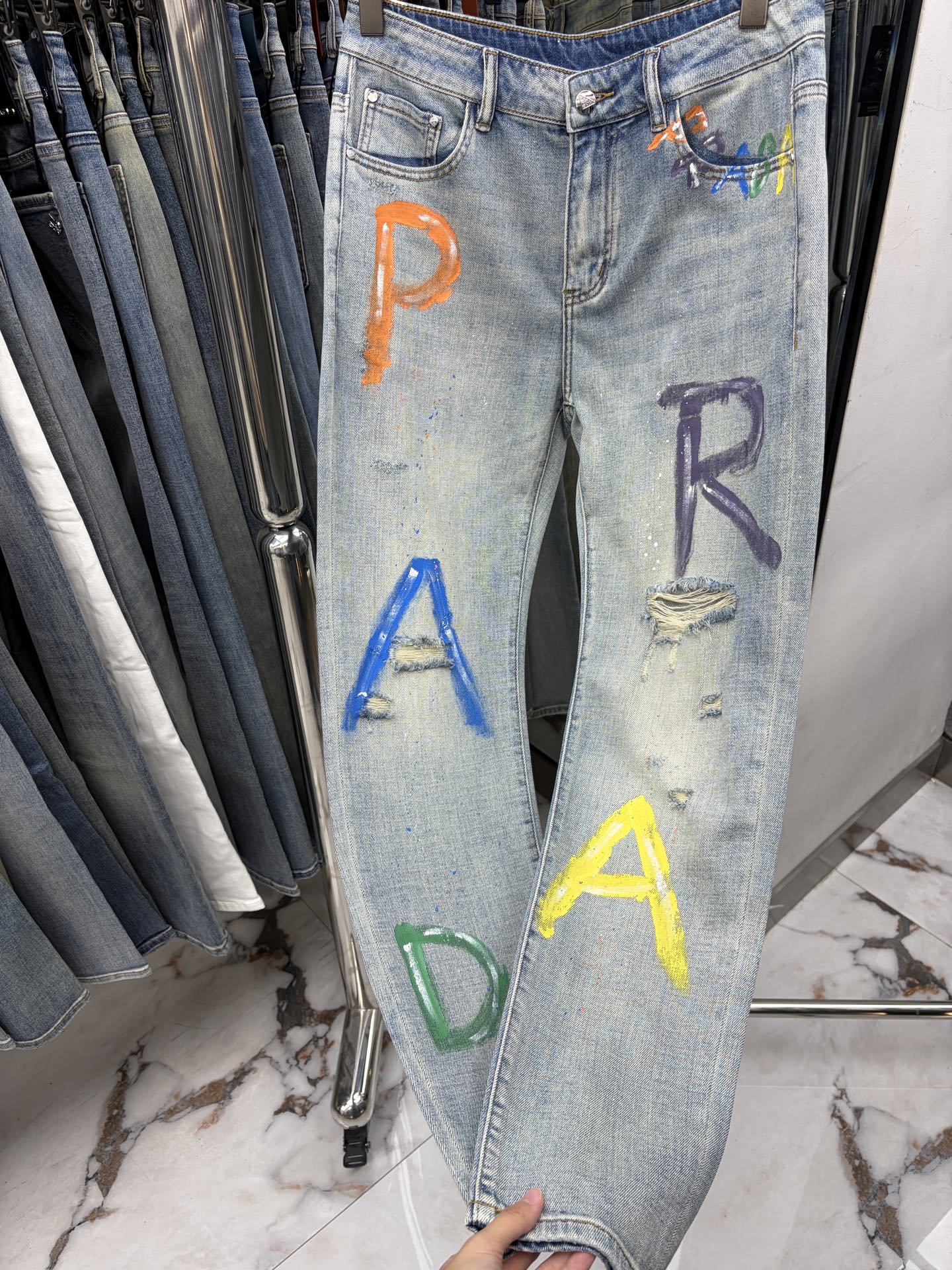 NO:871071,PRADA 2026 spring and summer new men's jeans. Selected imported denim denim fabric. Heavy-duty environmentally friendly washing. Soft feel and wear resistance. Small straight version. Micro-elasticity makes you slim and slim. Perfect details. High-quality hardware and accessories. Fine workmanship. Extraordinary. Code number 28-38. Shipped next day. Prada, prada, jeans,19860909PRADA普拉达 2026春夏新款男士牛仔裤 精选进口丹宁牛仔面料 重工环保洗水 手感柔和 兼备耐磨性 版型小直筒 微弹力显瘦修身,细节完美,五金辅料精选高等品质,做工精细,绝非凡品,码数28-38,隔天出货,,prada,prada,jeans,,Men's clothing