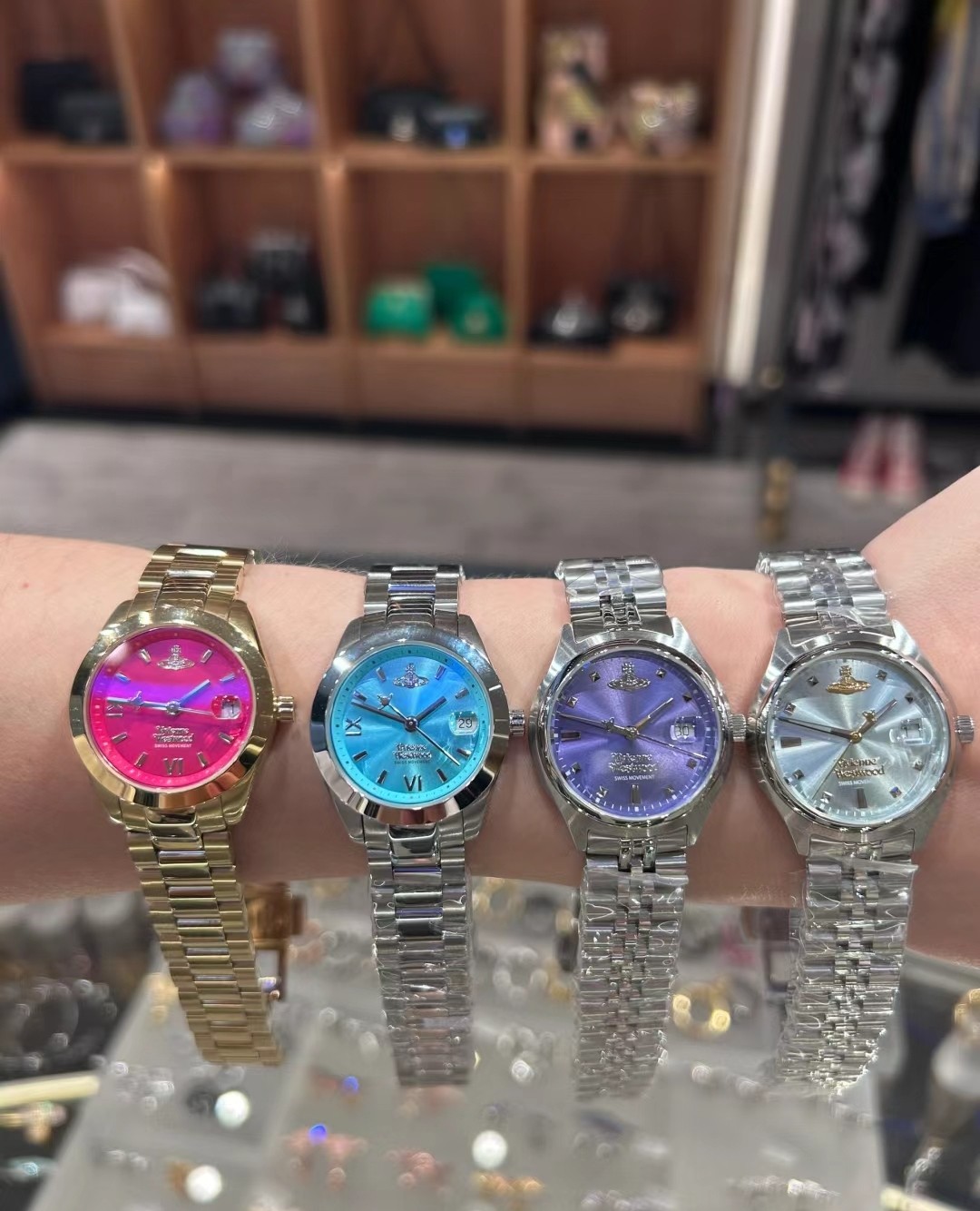 “Vivienne Westwood Queen’s Wristwatch with Zirconium Stone and Solar Ray Tattoos” - 图片 8