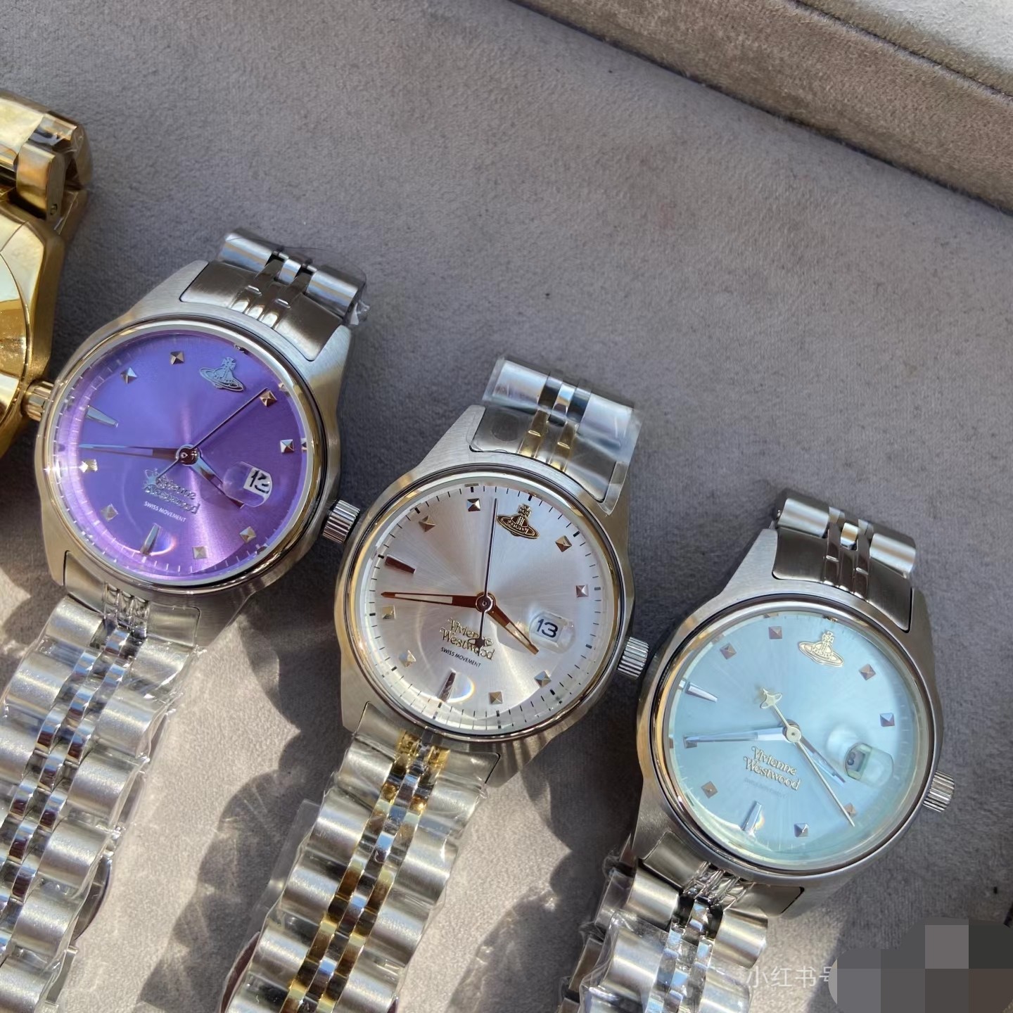 “Vivienne Westwood Queen’s Wristwatch with Zirconium Stone and Solar Ray Tattoos” - 图片 5