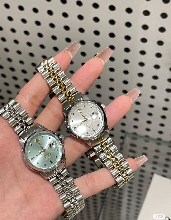 “Vivienne Westwood Queen’s Wristwatch with Zirconium Stone and Solar Ray Tattoos” - 图片 6