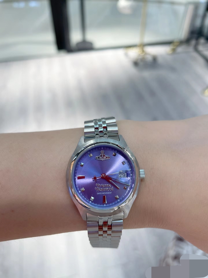 “Stylish Vivienne Westwood Zirconium Watch with Solar Ray Tattoos and Roman Markings” - 图片 4