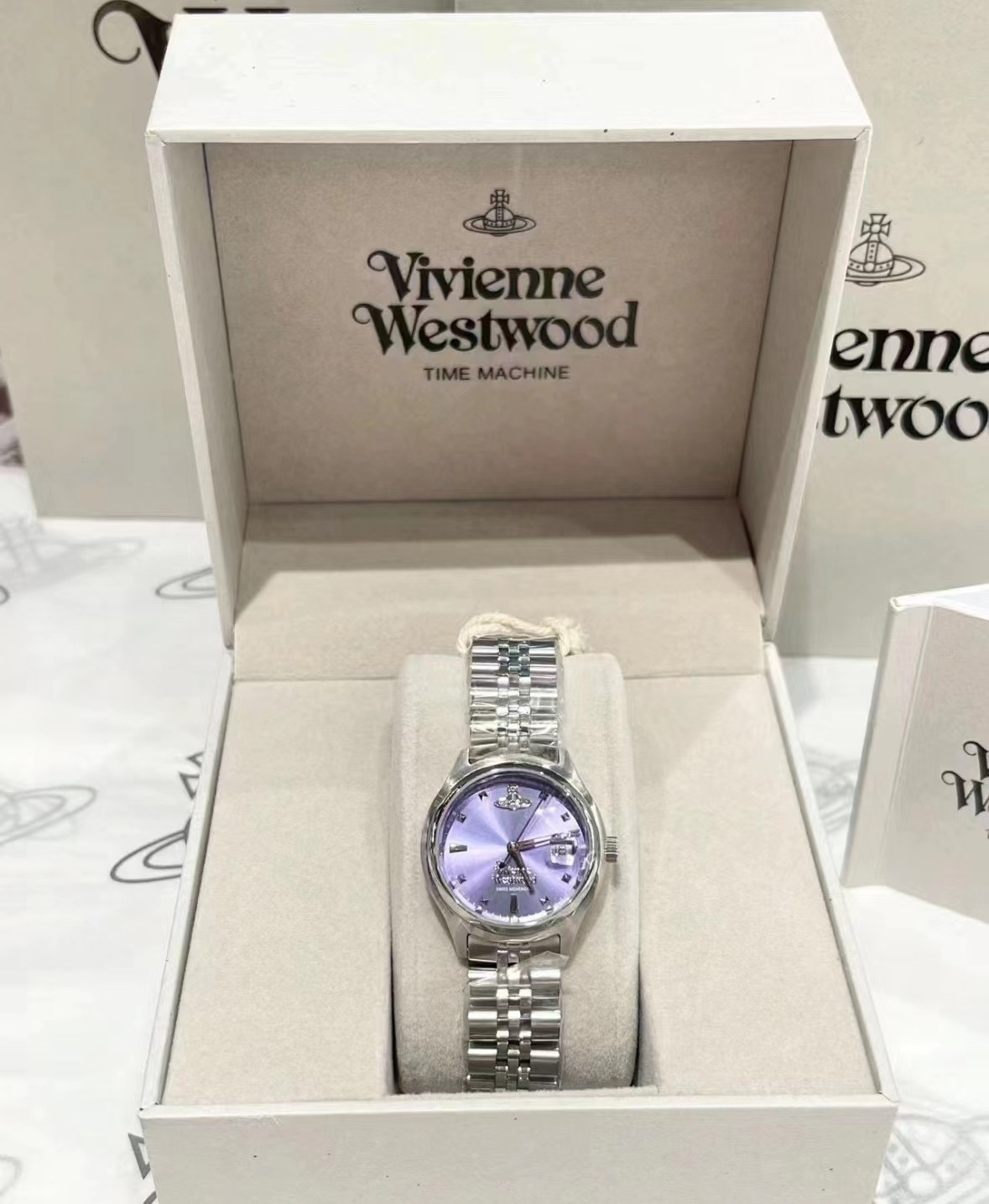 “Stylish Vivienne Westwood Zirconium Watch with Solar Ray Tattoos and Roman Markings” - 图片 6