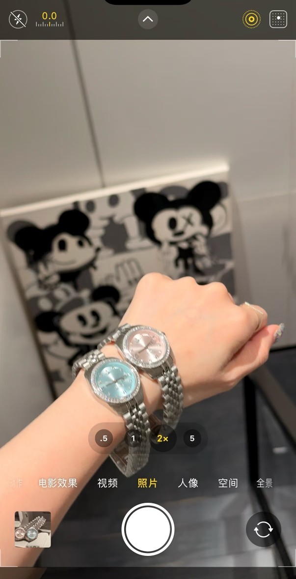 &yen;120  西太后手表的设计风格独具一格，充满了创意和想象力。她的作品常常打破传统的手表设计规则，采用非传统的材质和结构，却又不失优雅和精致。例如，她曾经设计过一款以太阳系为主题的手表，表盘上装饰着行星的图案，表带则是由金属链节组成，既美观又富有创意。vivienne westwood微微安西太后女款石英表，317系列全新搭配非常靓眼的一款手表，表圈镶嵌满钻，表径28MM，