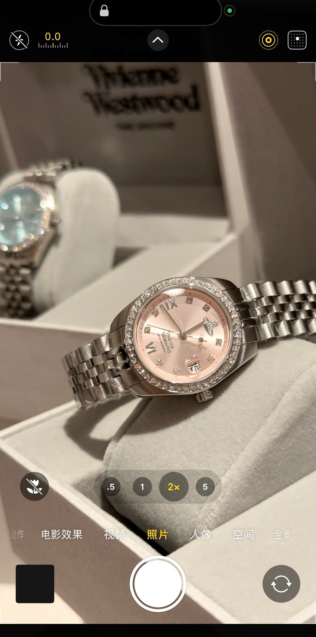 &yen;120  西太后手表的设计风格独具一格，充满了创意和想象力。她的作品常常打破传统的手表设计规则，采用非传统的材质和结构，却又不失优雅和精致。例如，她曾经设计过一款以太阳系为主题的手表，表盘上装饰着行星的图案，表带则是由金属链节组成，既美观又富有创意。vivienne westwood微微安西太后女款石英表，317系列全新搭配非常靓眼的一款手表，表圈镶嵌满钻，表径28MM，