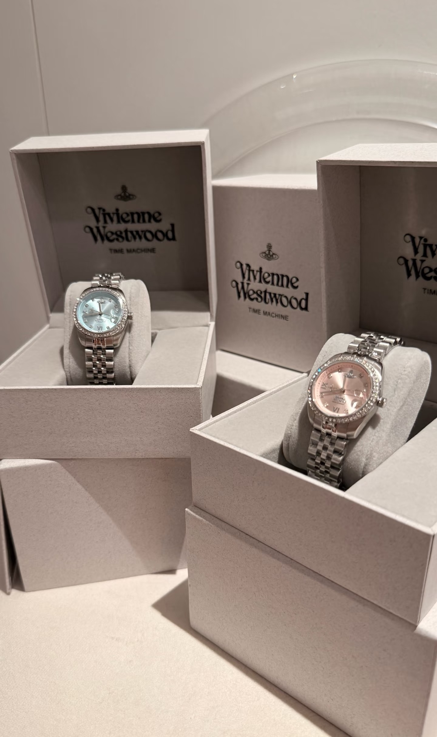 &yen;120  西太后手表的设计风格独具一格，充满了创意和想象力。她的作品常常打破传统的手表设计规则，采用非传统的材质和结构，却又不失优雅和精致。例如，她曾经设计过一款以太阳系为主题的手表，表盘上装饰着行星的图案，表带则是由金属链节组成，既美观又富有创意。vivienne westwood微微安西太后女款石英表，317系列全新搭配非常靓眼的一款手表，表圈镶嵌满钻，表径28MM，