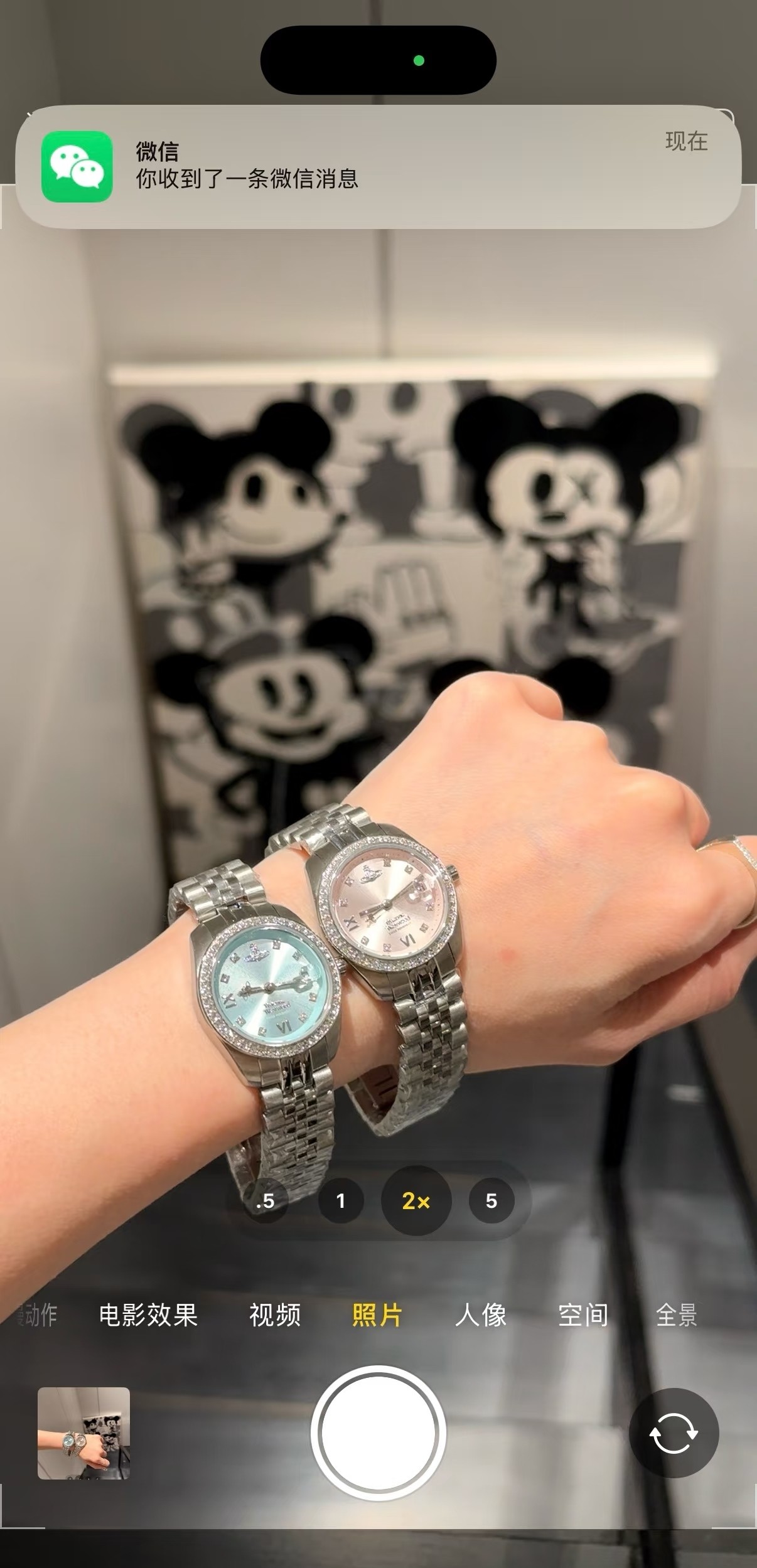 &yen;120  西太后手表的设计风格独具一格，充满了创意和想象力。她的作品常常打破传统的手表设计规则，采用非传统的材质和结构，却又不失优雅和精致。例如，她曾经设计过一款以太阳系为主题的手表，表盘上装饰着行星的图案，表带则是由金属链节组成，既美观又富有创意。vivienne westwood微微安西太后女款石英表，317系列全新搭配非常靓眼的一款手表，表圈镶嵌满钻，表径28MM，