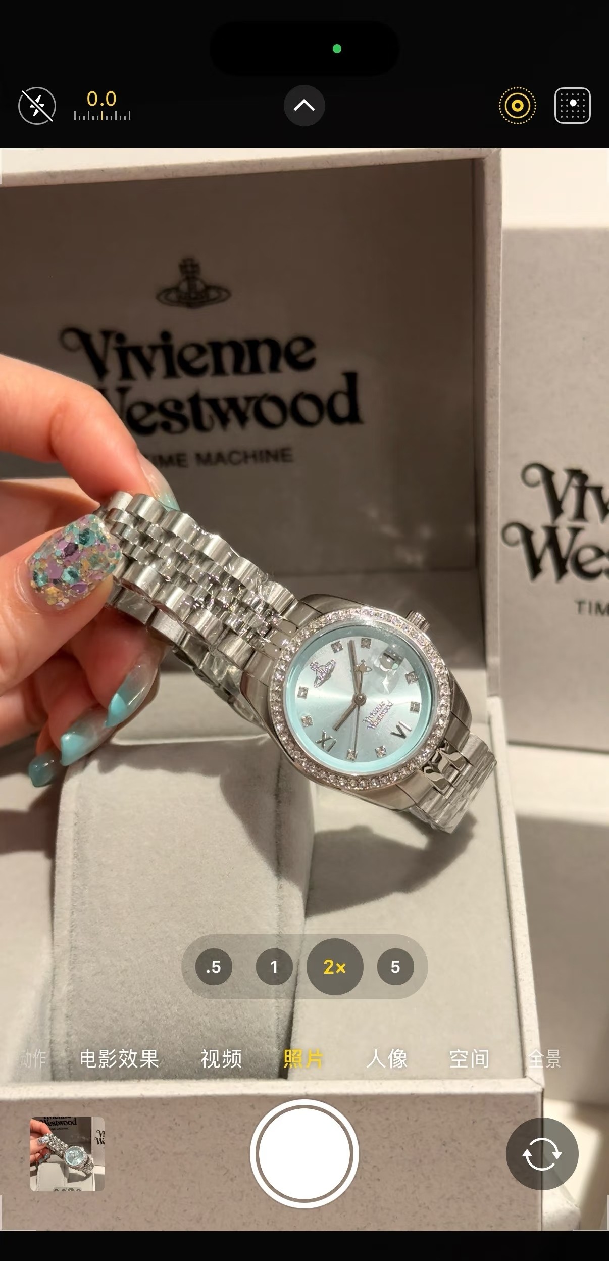 &yen;120  西太后手表的设计风格独具一格，充满了创意和想象力。她的作品常常打破传统的手表设计规则，采用非传统的材质和结构，却又不失优雅和精致。例如，她曾经设计过一款以太阳系为主题的手表，表盘上装饰着行星的图案，表带则是由金属链节组成，既美观又富有创意。vivienne westwood微微安西太后女款石英表，317系列全新搭配非常靓眼的一款手表，表圈镶嵌满钻，表径28MM，