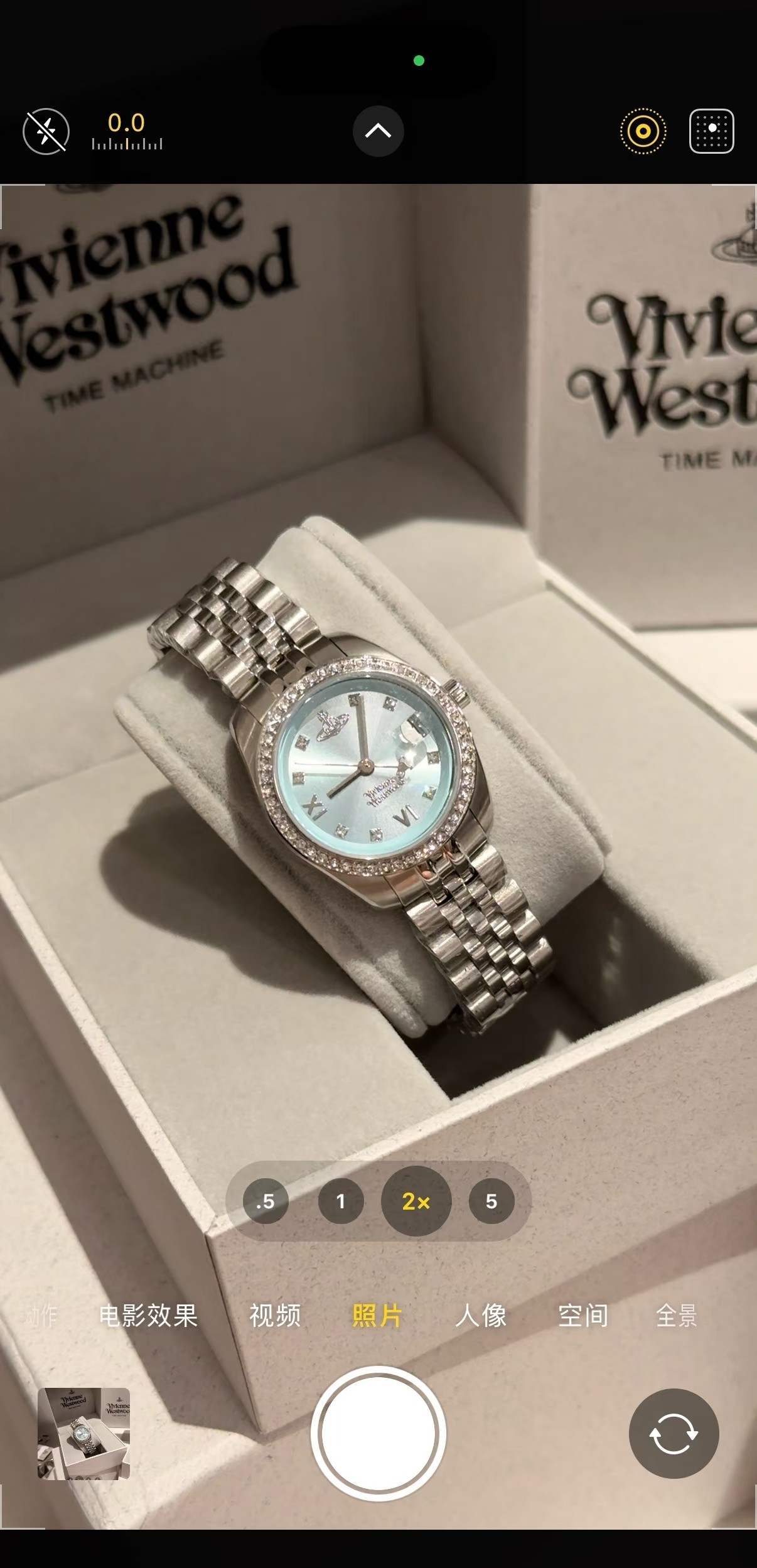 &yen;120  西太后手表的设计风格独具一格，充满了创意和想象力。她的作品常常打破传统的手表设计规则，采用非传统的材质和结构，却又不失优雅和精致。例如，她曾经设计过一款以太阳系为主题的手表，表盘上装饰着行星的图案，表带则是由金属链节组成，既美观又富有创意。vivienne westwood微微安西太后女款石英表，317系列全新搭配非常靓眼的一款手表，表圈镶嵌满钻，表径28MM，