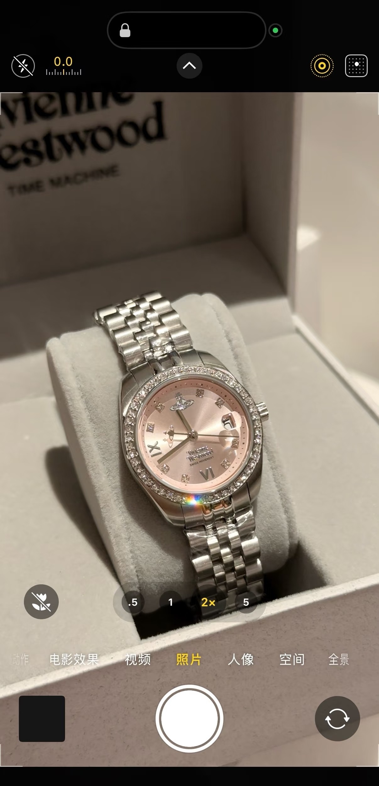 &yen;120  西太后手表的设计风格独具一格，充满了创意和想象力。她的作品常常打破传统的手表设计规则，采用非传统的材质和结构，却又不失优雅和精致。例如，她曾经设计过一款以太阳系为主题的手表，表盘上装饰着行星的图案，表带则是由金属链节组成，既美观又富有创意。vivienne westwood微微安西太后女款石英表，317系列全新搭配非常靓眼的一款手表，表圈镶嵌满钻，表径28MM，