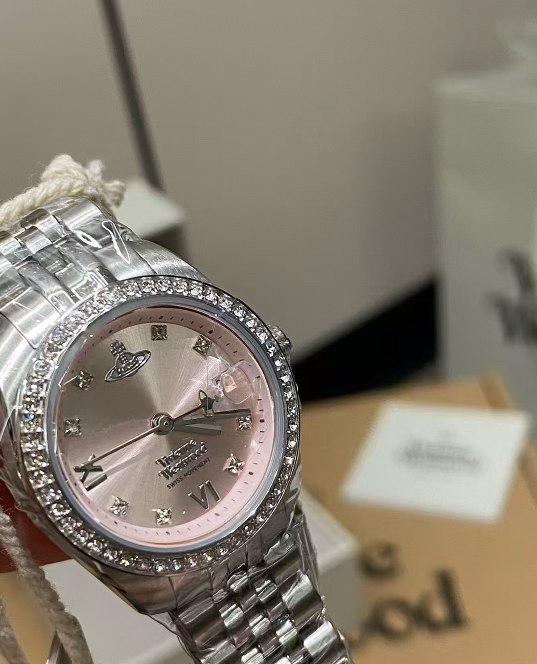 &yen;120  西太后手表的设计风格独具一格，充满了创意和想象力。她的作品常常打破传统的手表设计规则，采用非传统的材质和结构，却又不失优雅和精致。例如，她曾经设计过一款以太阳系为主题的手表，表盘上装饰着行星的图案，表带则是由金属链节组成，既美观又富有创意。vivienne westwood微微安西太后女款石英表，317系列全新搭配非常靓眼的一款手表，表圈镶嵌满钻，表径28MM，