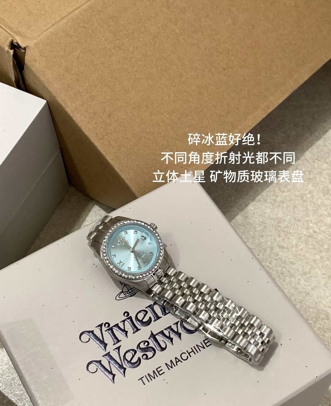 &yen;120  西太后手表的设计风格独具一格，充满了创意和想象力。她的作品常常打破传统的手表设计规则，采用非传统的材质和结构，却又不失优雅和精致。例如，她曾经设计过一款以太阳系为主题的手表，表盘上装饰着行星的图案，表带则是由金属链节组成，既美观又富有创意。vivienne westwood微微安西太后女款石英表，317系列全新搭配非常靓眼的一款手表，表圈镶嵌满钻，表径28MM，