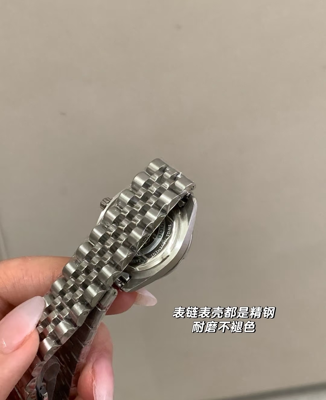 &yen;120  西太后手表的设计风格独具一格，充满了创意和想象力。她的作品常常打破传统的手表设计规则，采用非传统的材质和结构，却又不失优雅和精致。例如，她曾经设计过一款以太阳系为主题的手表，表盘上装饰着行星的图案，表带则是由金属链节组成，既美观又富有创意。vivienne westwood微微安西太后女款石英表，317系列全新搭配非常靓眼的一款手表，表圈镶嵌满钻，表径28MM，