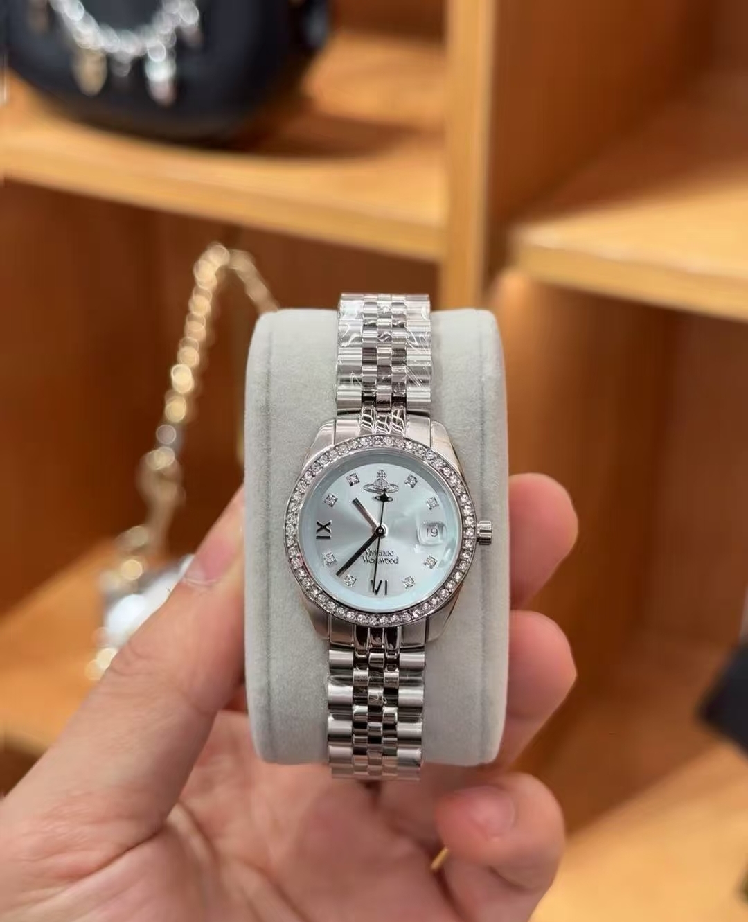 &yen;120  西太后手表的设计风格独具一格，充满了创意和想象力。她的作品常常打破传统的手表设计规则，采用非传统的材质和结构，却又不失优雅和精致。例如，她曾经设计过一款以太阳系为主题的手表，表盘上装饰着行星的图案，表带则是由金属链节组成，既美观又富有创意。vivienne westwood微微安西太后女款石英表，317系列全新搭配非常靓眼的一款手表，表圈镶嵌满钻，表径28MM，