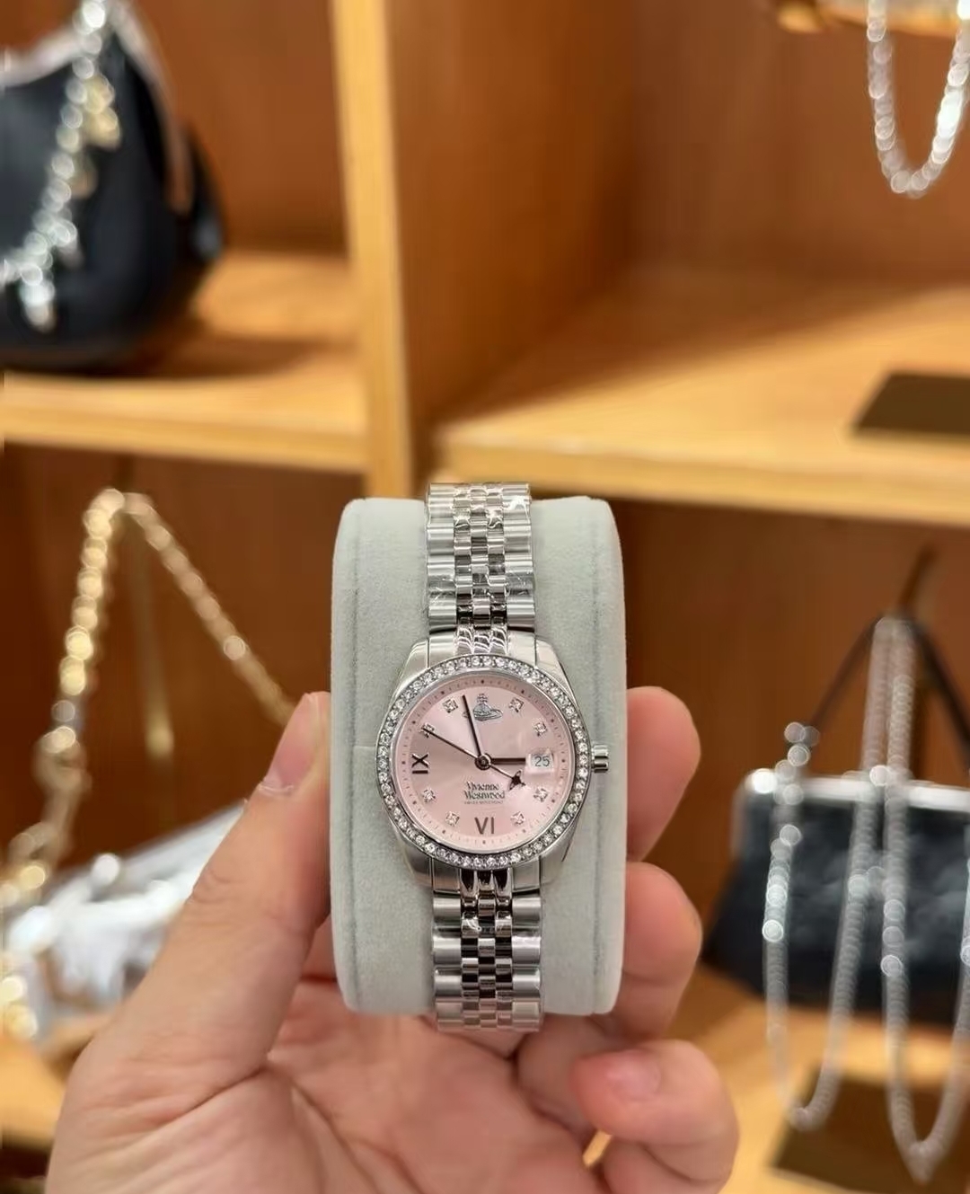 &yen;120  西太后手表的设计风格独具一格，充满了创意和想象力。她的作品常常打破传统的手表设计规则，采用非传统的材质和结构，却又不失优雅和精致。例如，她曾经设计过一款以太阳系为主题的手表，表盘上装饰着行星的图案，表带则是由金属链节组成，既美观又富有创意。vivienne westwood微微安西太后女款石英表，317系列全新搭配非常靓眼的一款手表，表圈镶嵌满钻，表径28MM，