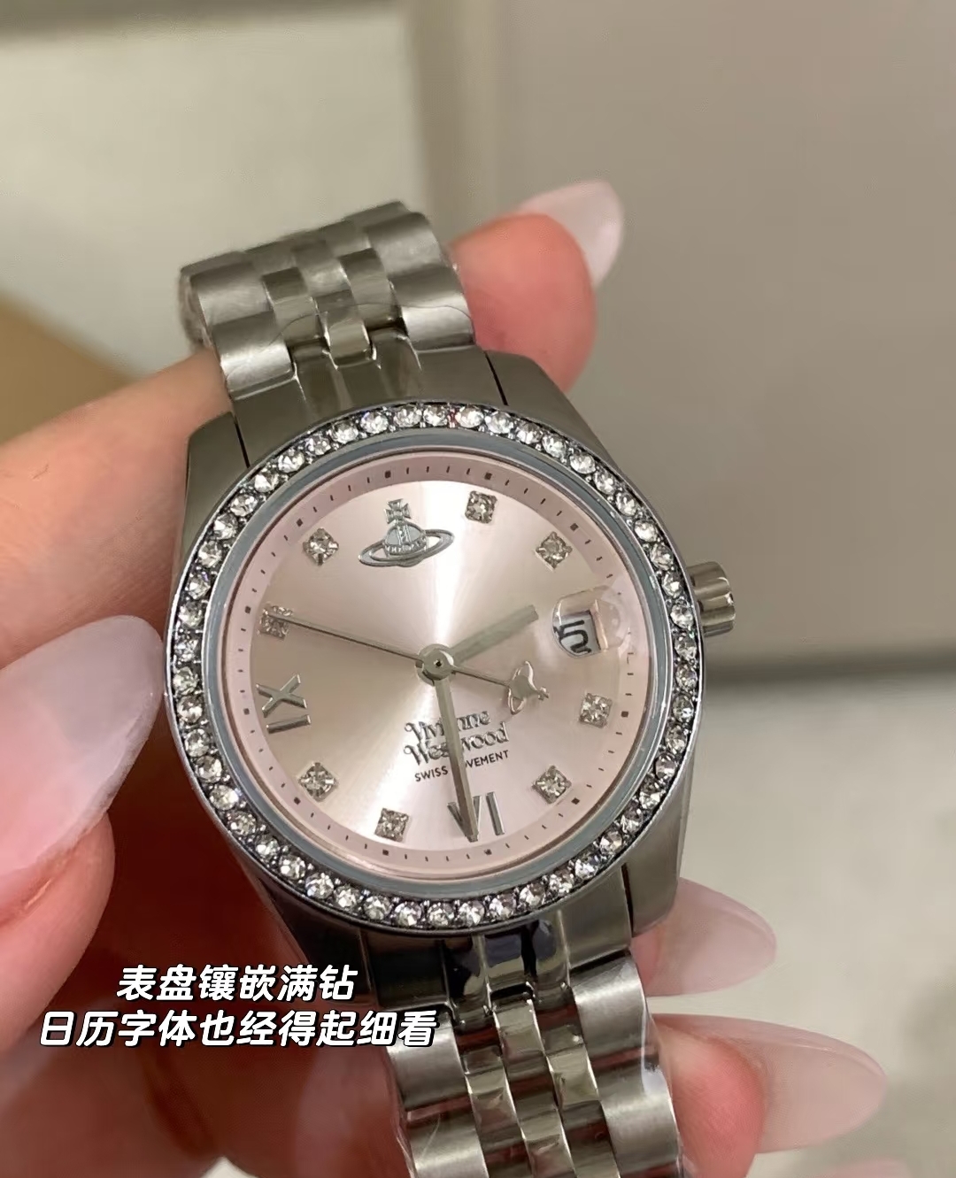 &yen;120  西太后手表的设计风格独具一格，充满了创意和想象力。她的作品常常打破传统的手表设计规则，采用非传统的材质和结构，却又不失优雅和精致。例如，她曾经设计过一款以太阳系为主题的手表，表盘上装饰着行星的图案，表带则是由金属链节组成，既美观又富有创意。vivienne westwood微微安西太后女款石英表，317系列全新搭配非常靓眼的一款手表，表圈镶嵌满钻，表径28MM，