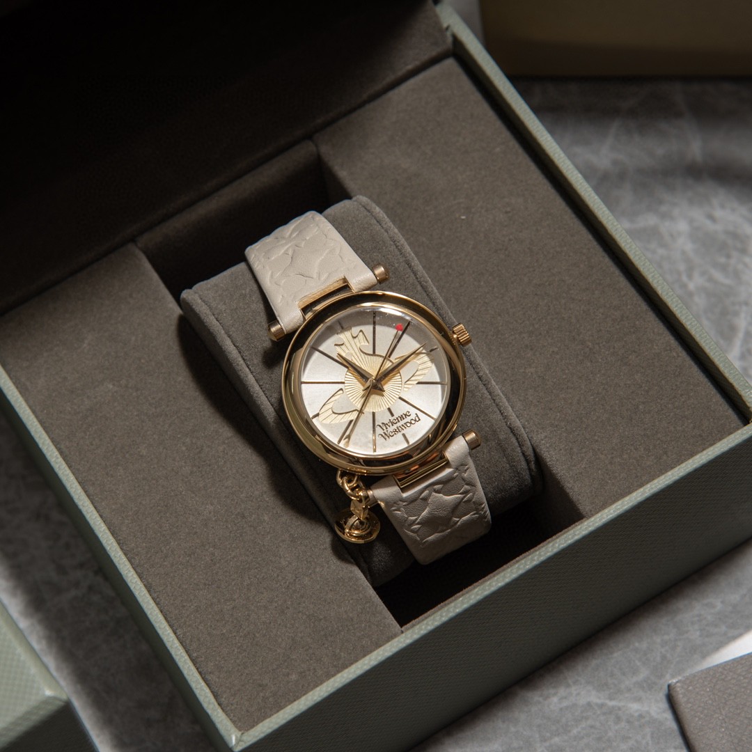 Vivienne westwood 薇薇安西太后时尚女表，创新镂空雕刻土星透出美妙风韵，秒针小爱心💗图案更俏皮可爱，完美展现了这款腕表的吸睛之处，别有用心的设计，土星吊坠随着手臂摆动而舞动，分寸间彰显女性之美，真皮表带雕花表带工艺，独具一格的时尚，30米生活防水，外径32MM，