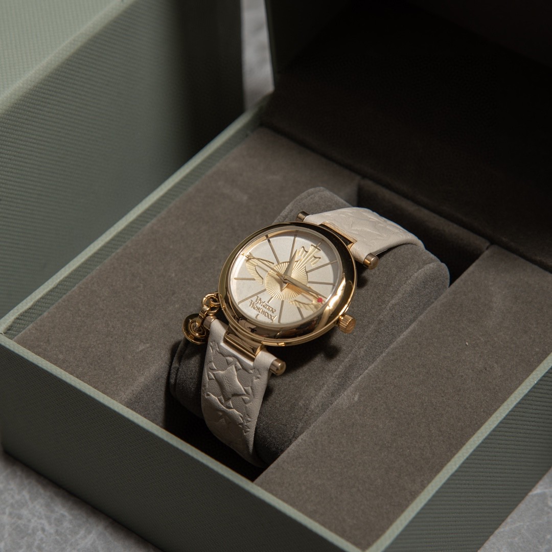 Vivienne westwood 薇薇安西太后时尚女表，创新镂空雕刻土星透出美妙风韵，秒针小爱心💗图案更俏皮可爱，完美展现了这款腕表的吸睛之处，别有用心的设计，土星吊坠随着手臂摆动而舞动，分寸间彰显女性之美，真皮表带雕花表带工艺，独具一格的时尚，30米生活防水，外径32MM，