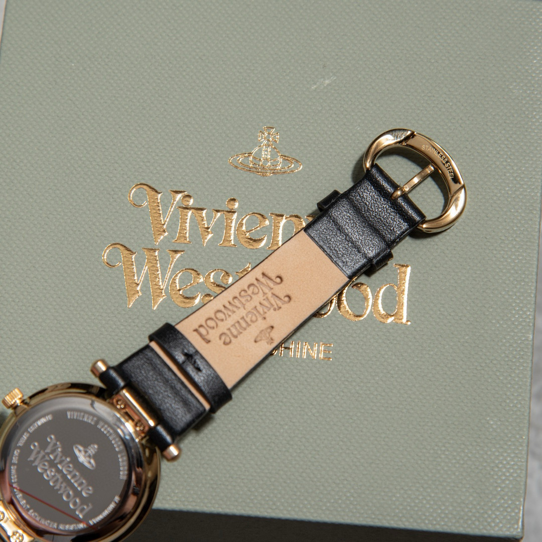 Vivienne westwood 薇薇安西太后时尚女表，创新镂空雕刻土星透出美妙风韵，秒针小爱心💗图案更俏皮可爱，完美展现了这款腕表的吸睛之处，别有用心的设计，土星吊坠随着手臂摆动而舞动，分寸间彰显女性之美，真皮表带雕花表带工艺，独具一格的时尚，30米生活防水，外径32MM，