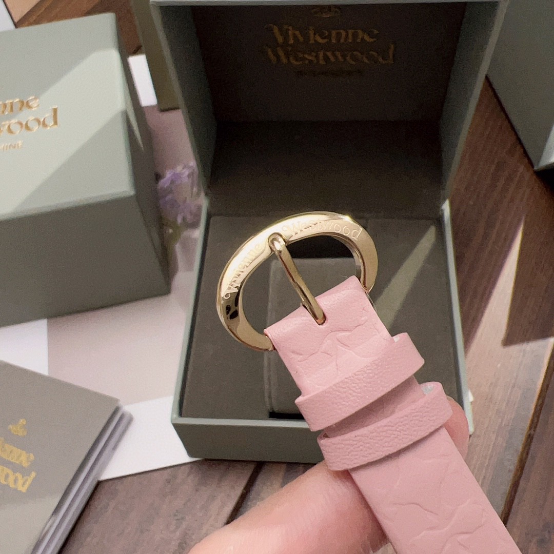 Vivienne westwood 薇薇安西太后时尚女表，创新镂空雕刻土星透出美妙风韵，秒针小爱心💗图案更俏皮可爱，完美展现了这款腕表的吸睛之处，别有用心的设计，土星吊坠随着手臂摆动而舞动，分寸间彰显女性之美，真皮表带雕花表带工艺，独具一格的时尚，30米生活防水，外径32MM，