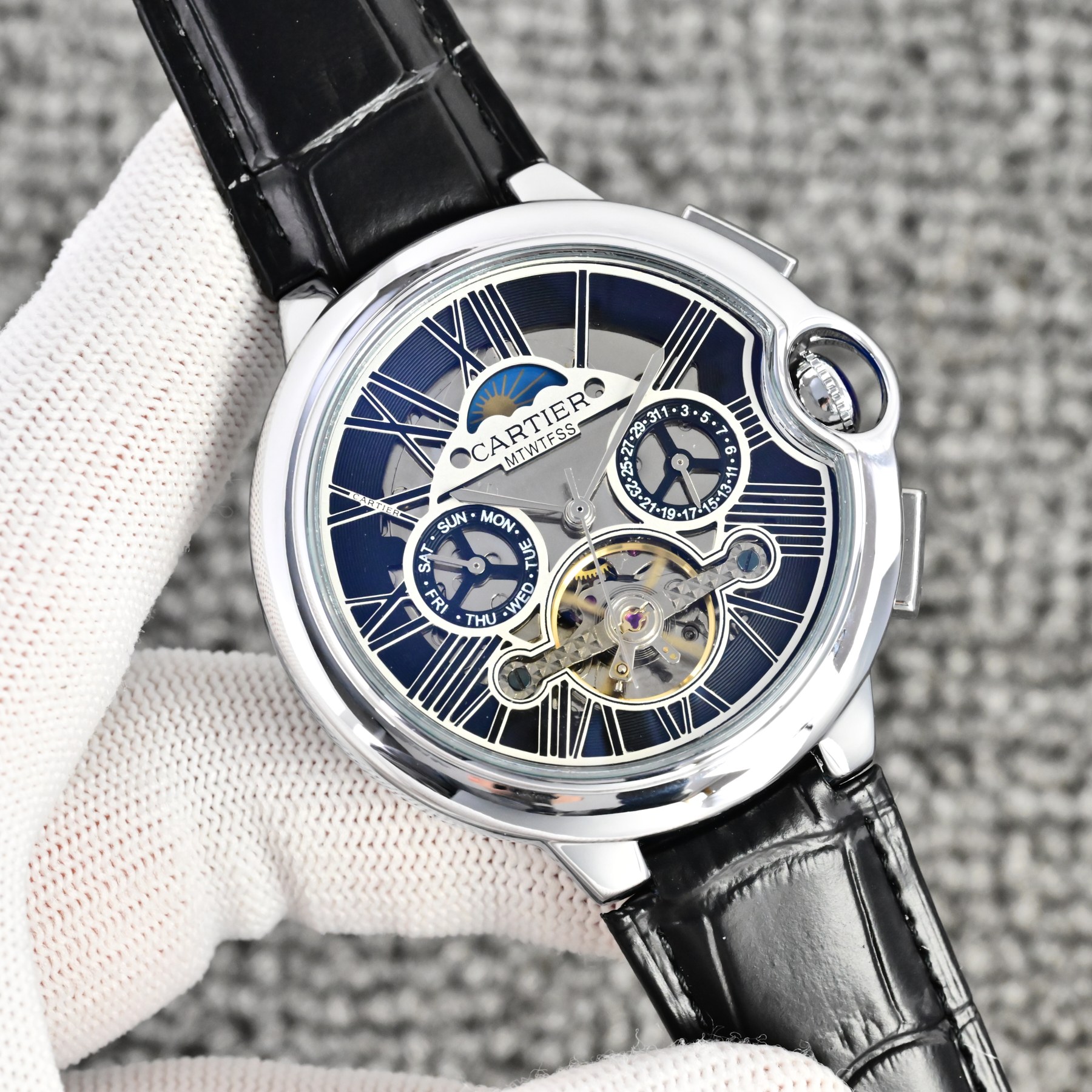 💰 皮带200  钢带➕10
卡地亚 (Cartier) 精品男士腕表，经典大飞轮设计，尊贵大气，绅士风范，卓越品质，热卖全城。
采用全自动机械机芯，316钢表壳，
进口小牛皮表带/316精钢表带
矿物质超强镜面，
尺寸42*13。