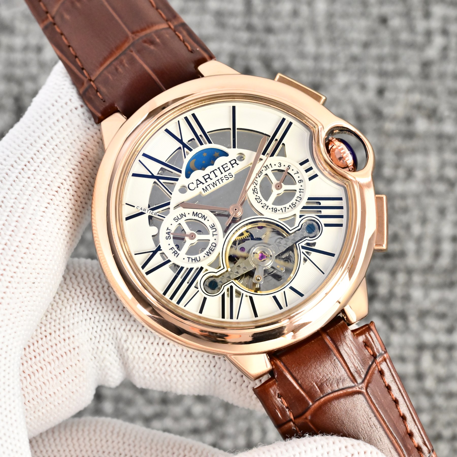 💰 皮带200  钢带➕10
卡地亚 (Cartier) 精品男士腕表，经典大飞轮设计，尊贵大气，绅士风范，卓越品质，热卖全城。
采用全自动机械机芯，316钢表壳，
进口小牛皮表带/316精钢表带
矿物质超强镜面，
尺寸42*13。