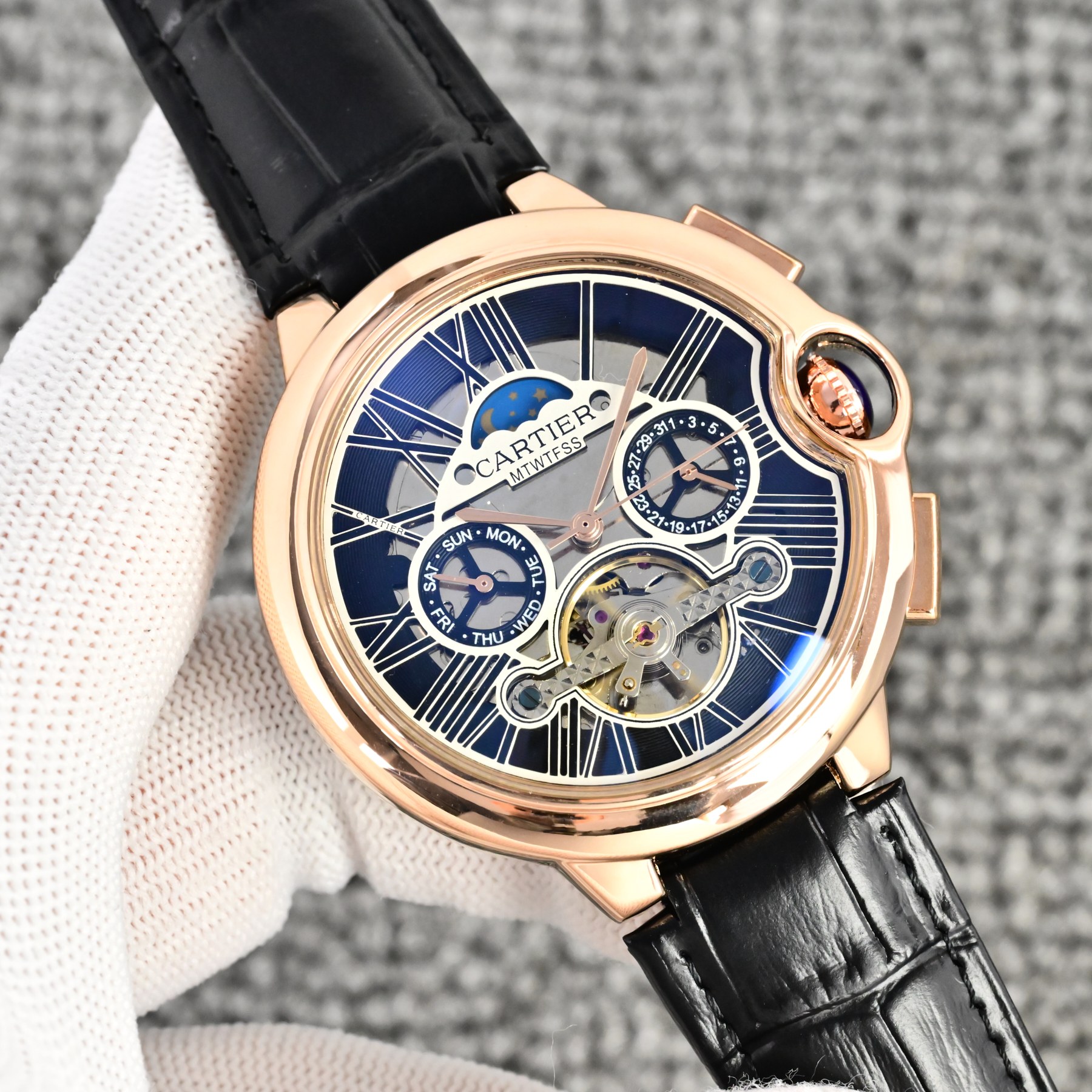 💰 皮带200  钢带➕10
卡地亚 (Cartier) 精品男士腕表，经典大飞轮设计，尊贵大气，绅士风范，卓越品质，热卖全城。
采用全自动机械机芯，316钢表壳，
进口小牛皮表带/316精钢表带
矿物质超强镜面，
尺寸42*13。