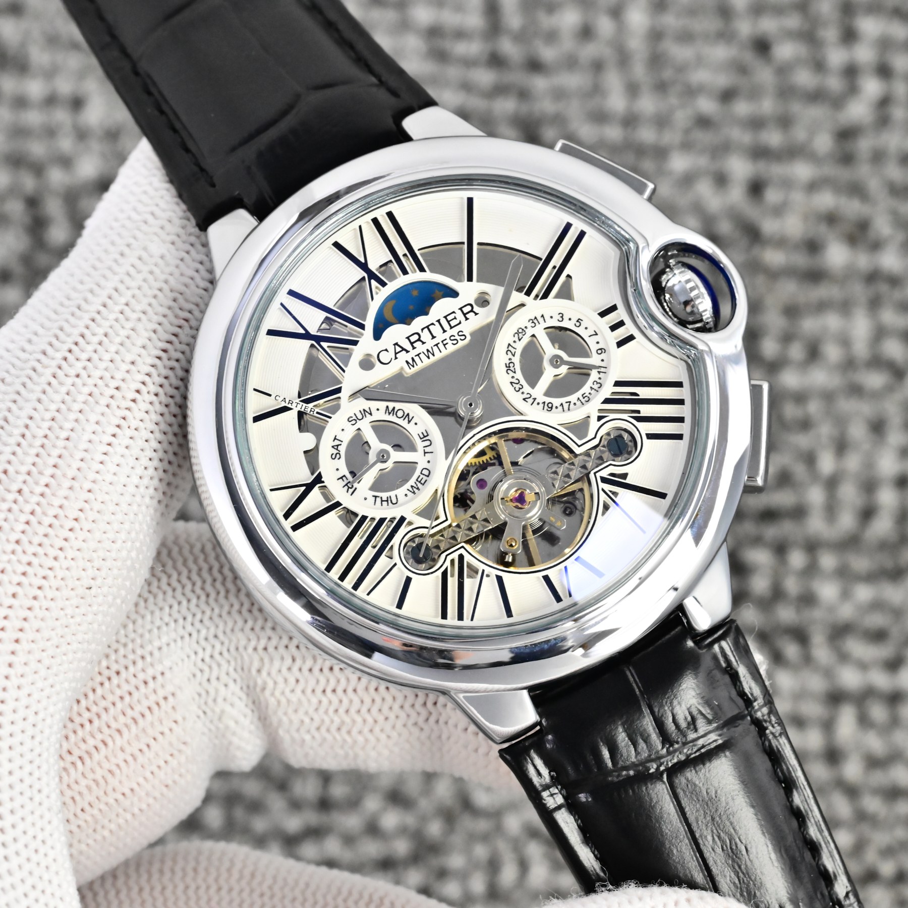 💰 皮带200  钢带➕10
卡地亚 (Cartier) 精品男士腕表，经典大飞轮设计，尊贵大气，绅士风范，卓越品质，热卖全城。
采用全自动机械机芯，316钢表壳，
进口小牛皮表带/316精钢表带
矿物质超强镜面，
尺寸42*13。