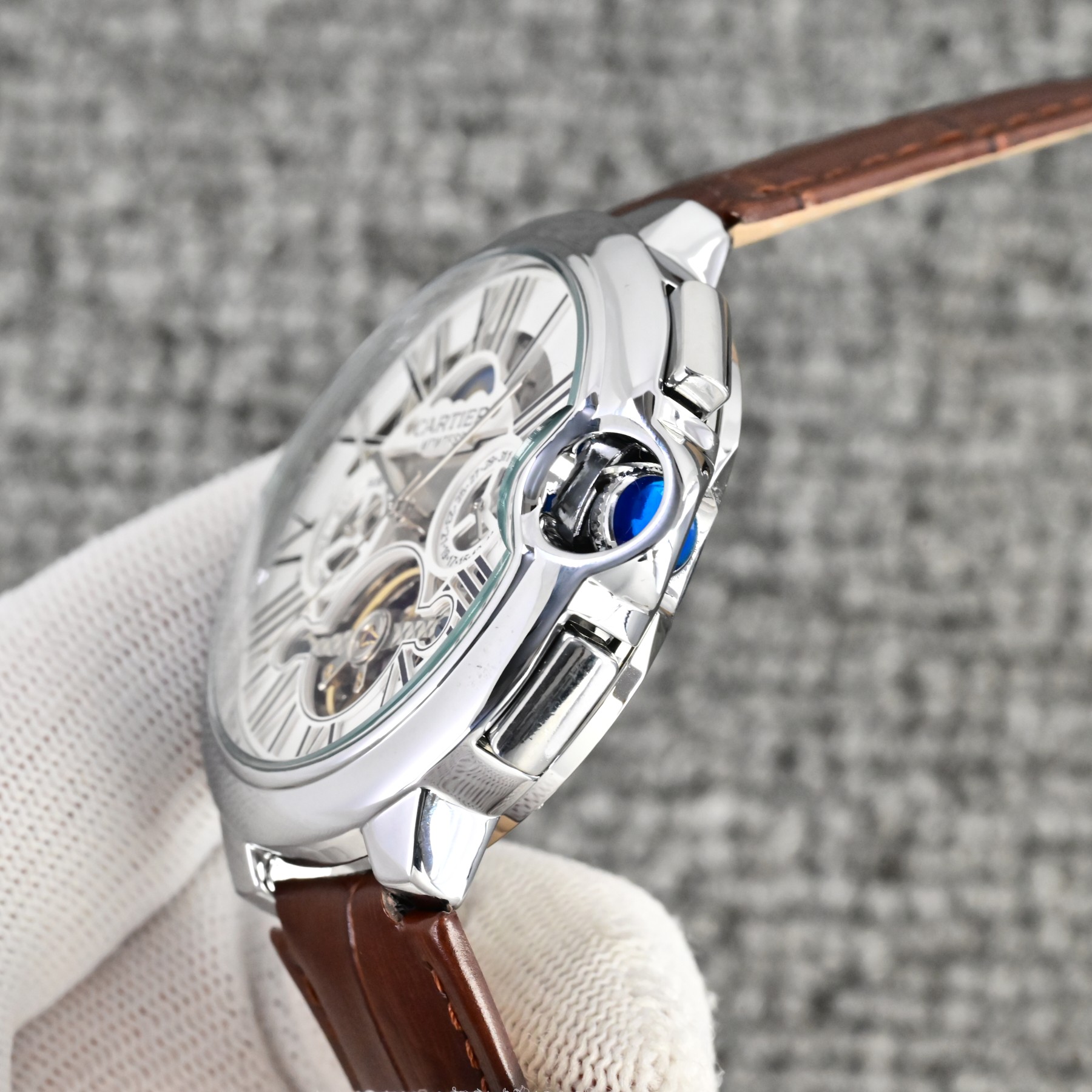 💰 皮带200  钢带➕10
卡地亚 (Cartier) 精品男士腕表，经典大飞轮设计，尊贵大气，绅士风范，卓越品质，热卖全城。
采用全自动机械机芯，316钢表壳，
进口小牛皮表带/316精钢表带
矿物质超强镜面，
尺寸42*13。