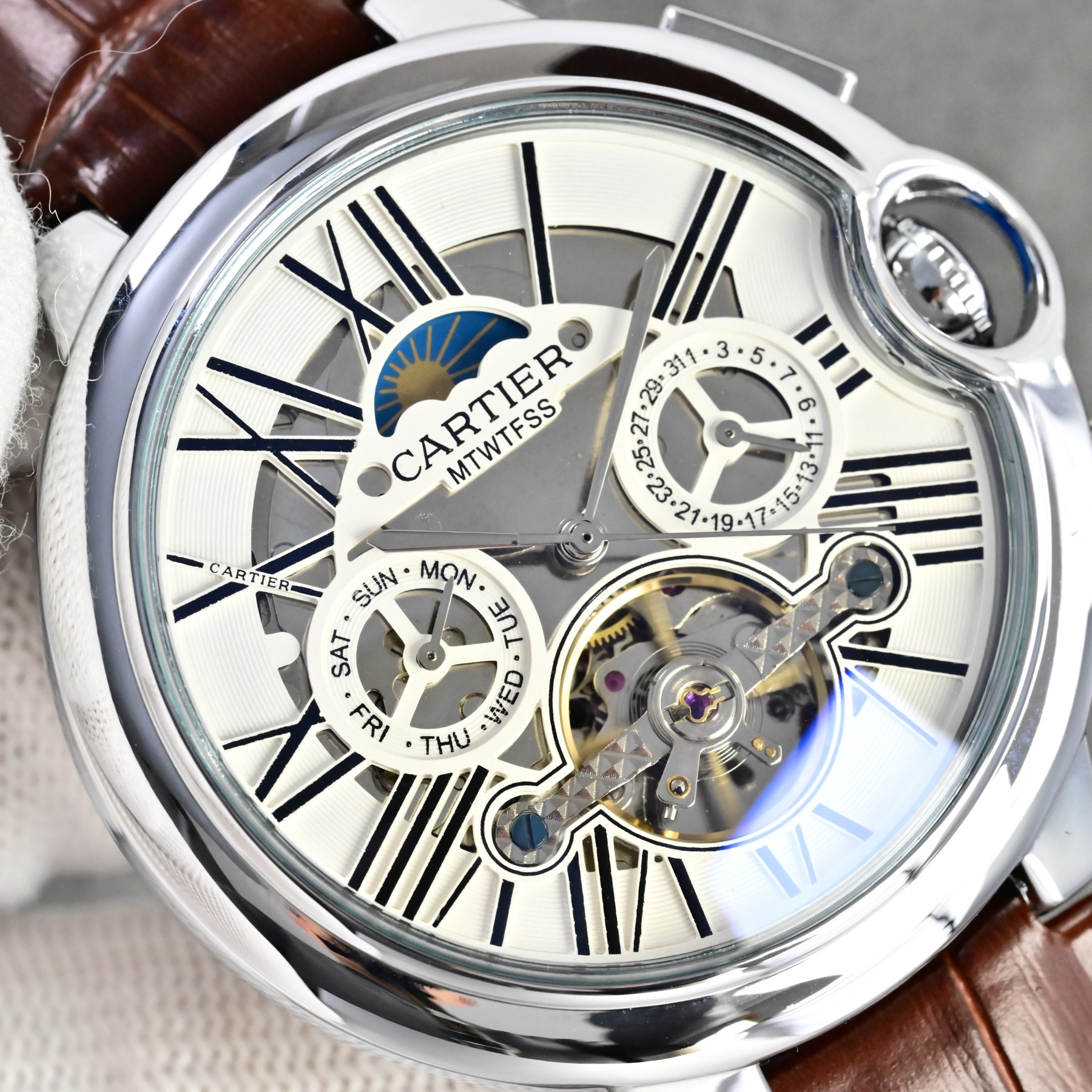 💰 皮带200  钢带➕10
卡地亚 (Cartier) 精品男士腕表，经典大飞轮设计，尊贵大气，绅士风范，卓越品质，热卖全城。
采用全自动机械机芯，316钢表壳，
进口小牛皮表带/316精钢表带
矿物质超强镜面，
尺寸42*13。