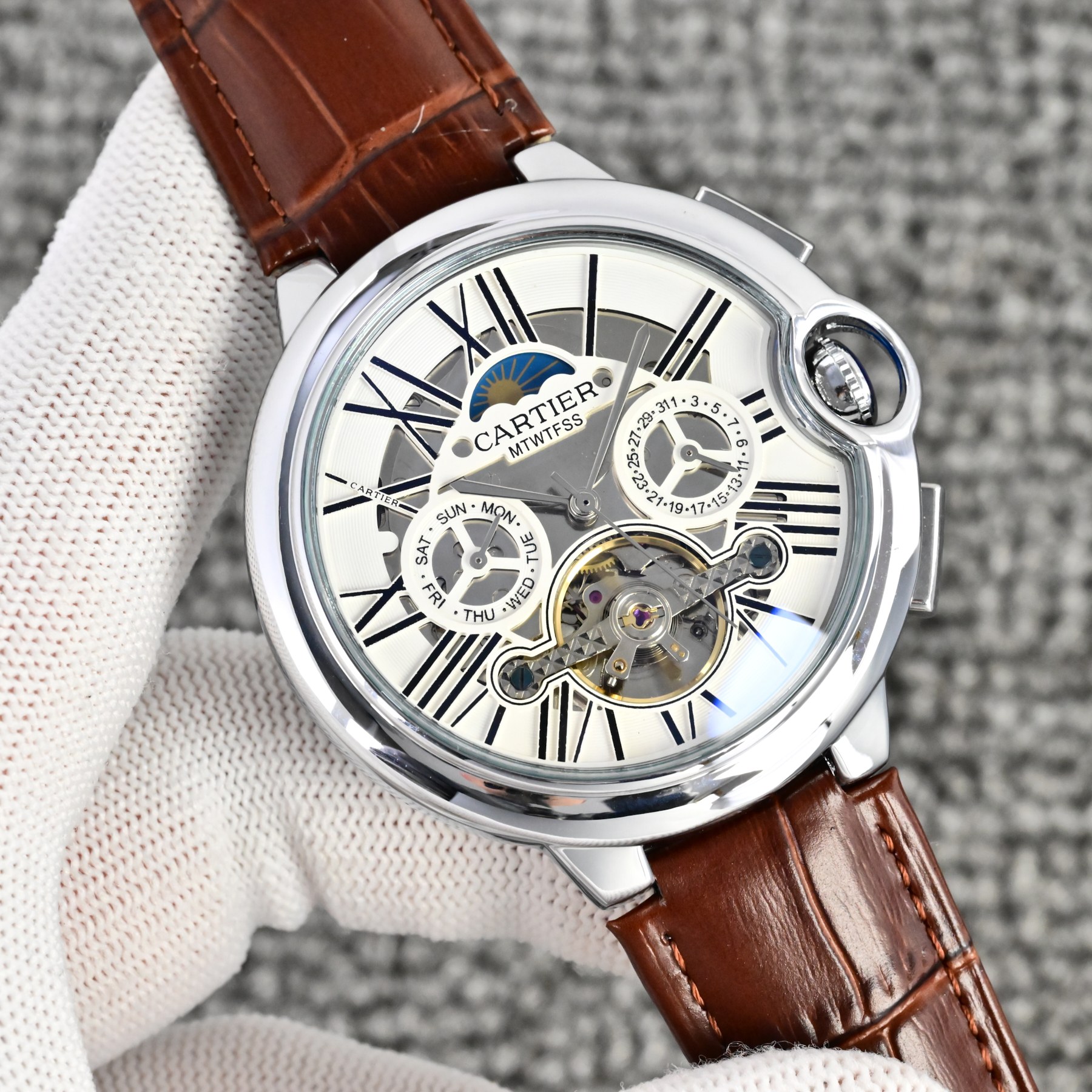 💰 皮带200  钢带➕10
卡地亚 (Cartier) 精品男士腕表，经典大飞轮设计，尊贵大气，绅士风范，卓越品质，热卖全城。
采用全自动机械机芯，316钢表壳，
进口小牛皮表带/316精钢表带
矿物质超强镜面，
尺寸42*13。