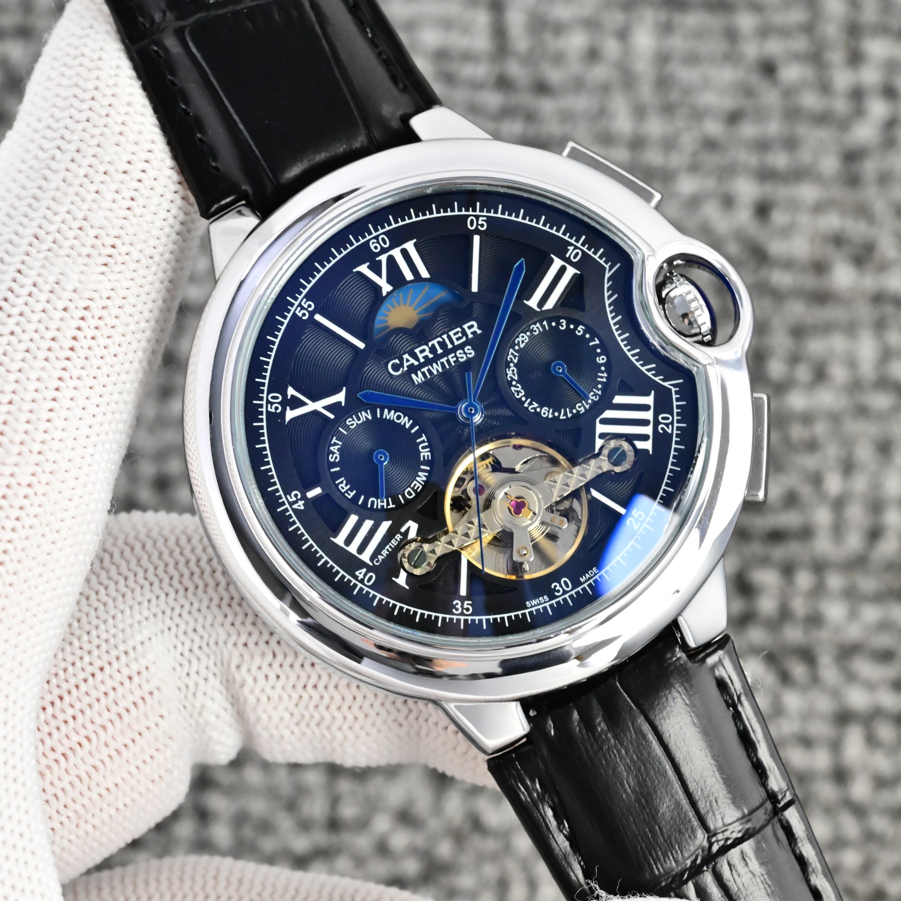 💰 皮带200  钢带➕10
卡地亚 (Cartier) 精品男士腕表，经典大飞轮设计，尊贵大气，绅士风范，卓越品质，热卖全城。
采用全自动机械机芯，316钢表壳，
进口小牛皮表带/316精钢表带
矿物质超强镜面，
尺寸42*13。