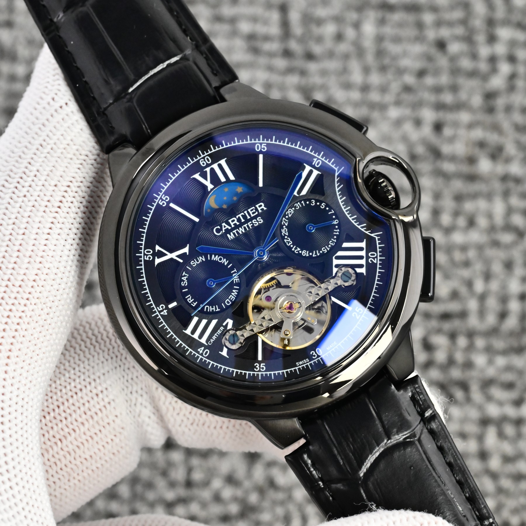 💰 皮带200  钢带➕10
卡地亚 (Cartier) 精品男士腕表，经典大飞轮设计，尊贵大气，绅士风范，卓越品质，热卖全城。
采用全自动机械机芯，316钢表壳，
进口小牛皮表带/316精钢表带
矿物质超强镜面，
尺寸42*13。